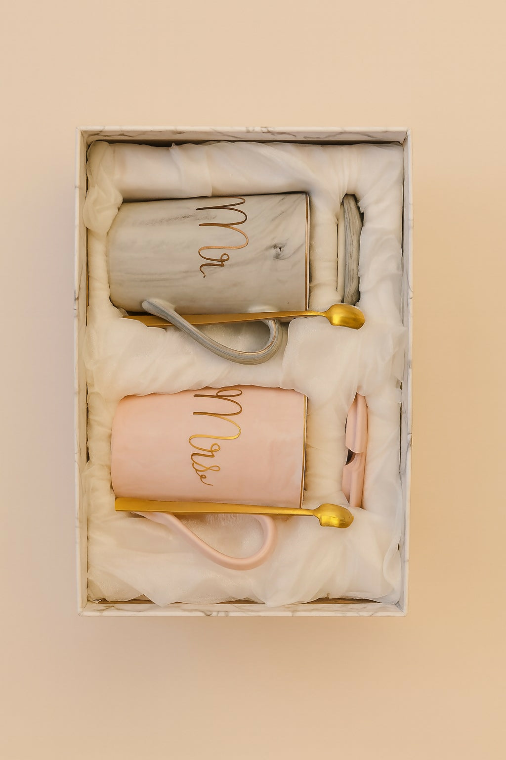 Mr & Mrs Coffee Mug Set with Lids & Spoons | Marble Ceramic Couple Mugs | Luxury Gold Letter Print Tea & Coffee Cups | Wedding, Anniversary, Valentine’s Day, Husband Wife Gift Set