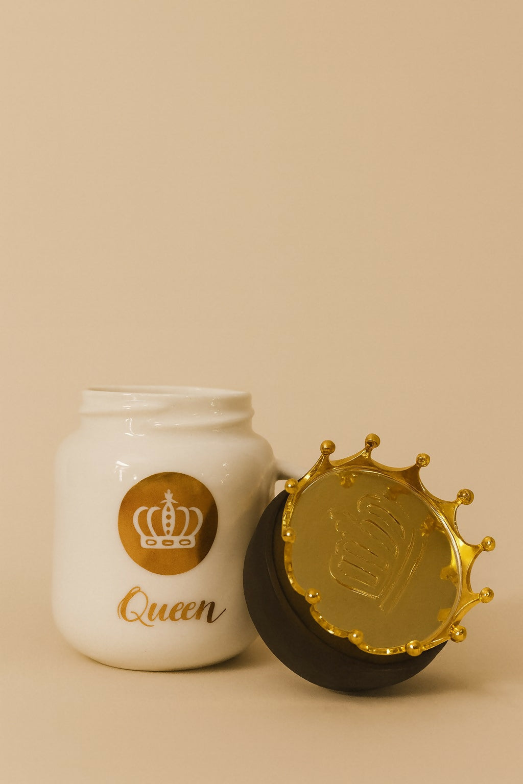 Luxury King & Queen Couple Ceramic Mug Set with Golden Crown Lids – Black & White Coffee Mugs for Couples, Husband Wife Gift Set for Anniversary, Wedding, Engagement, Valentine’s Day & Birthday (2 Pieces)