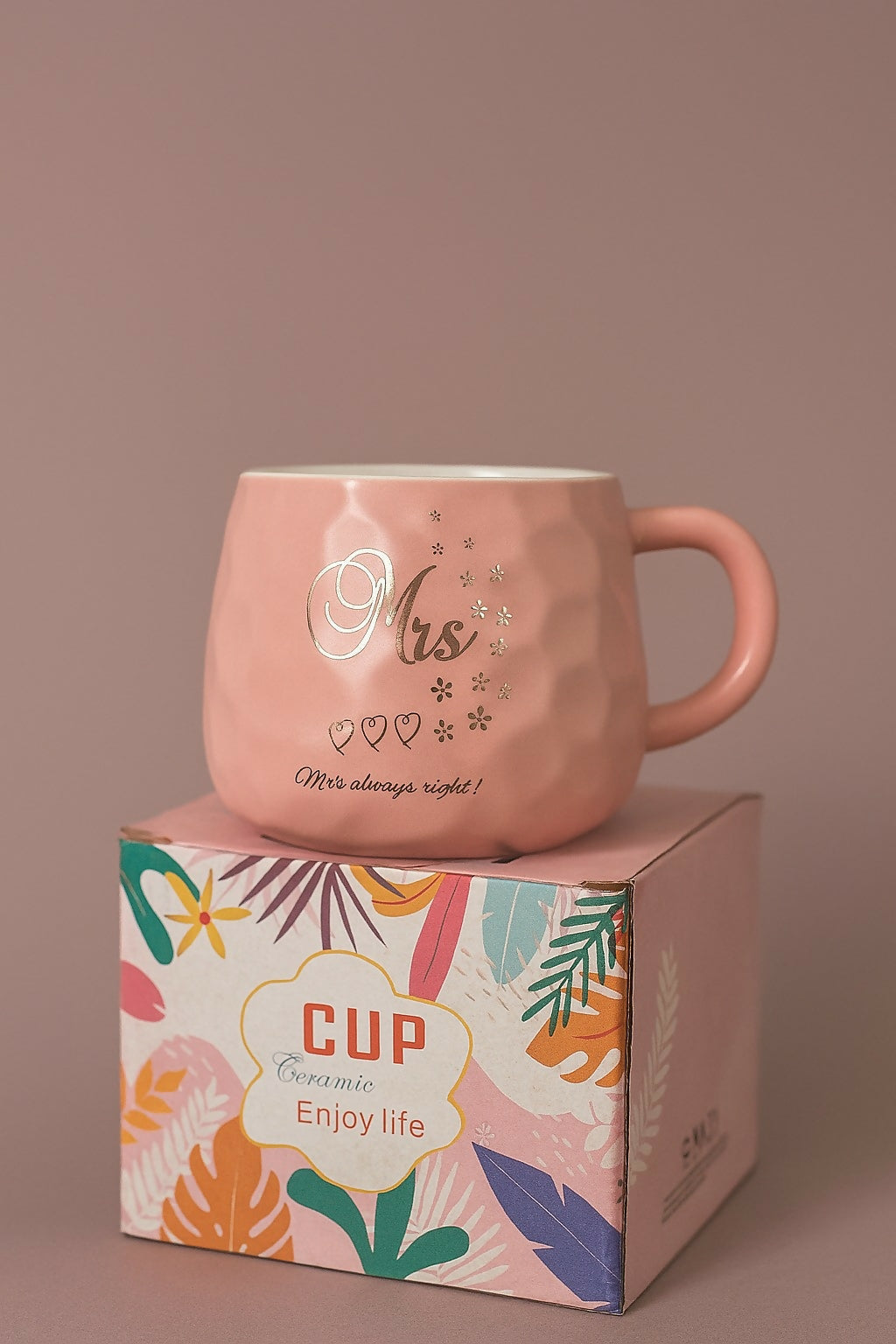 Elegant Peach Ceramic “Mrs. Always Right” Mug – Glossy Textured Coffee Cup with Gold Lettering – Romantic Gift for Wife, Bride, or Girlfriend – Ideal for Wedding, Anniversary, or Valentine’s Day