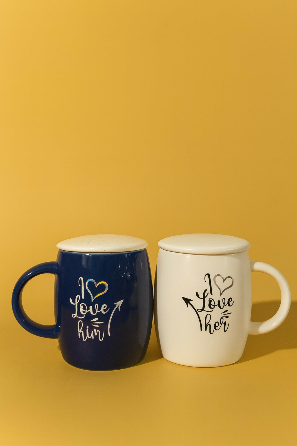 Couple Ceramic Coffee Mug Set with Lids and Spoons – “I Love Him, I Love Her” Printed Gift Set for Couples, Husband, Wife, Boyfriend, Girlfriend | Romantic Tea & Coffee Cups for Anniversary, Valentine’s, Wedding, Birthday