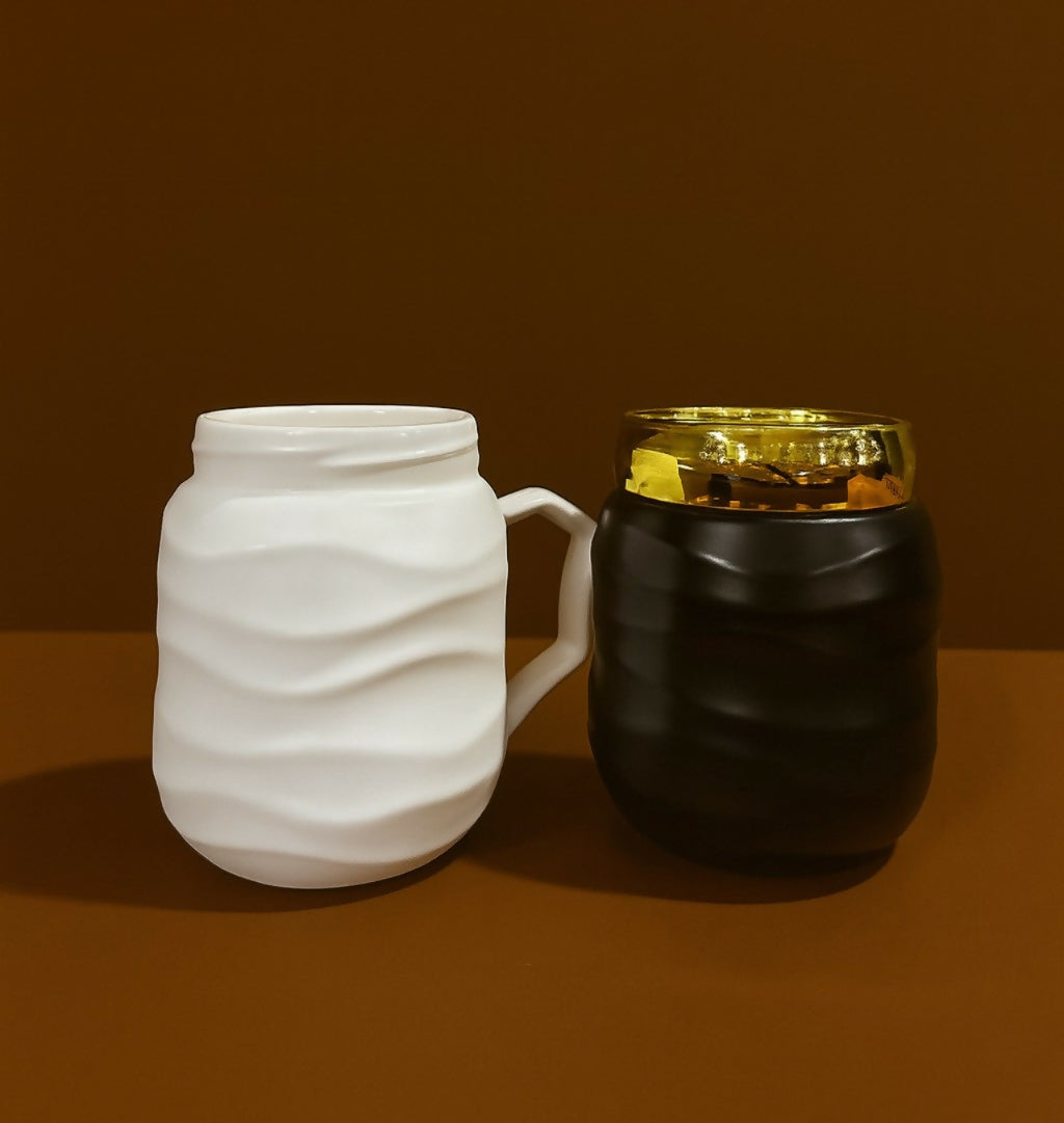 King and Queen Ceramic Mug Set with Golden Lids – Matte Black and White Couple Coffee Cups with Crown Print – Textured Royal Tea Mugs for Wedding, Anniversary, Valentine’s Day Gift