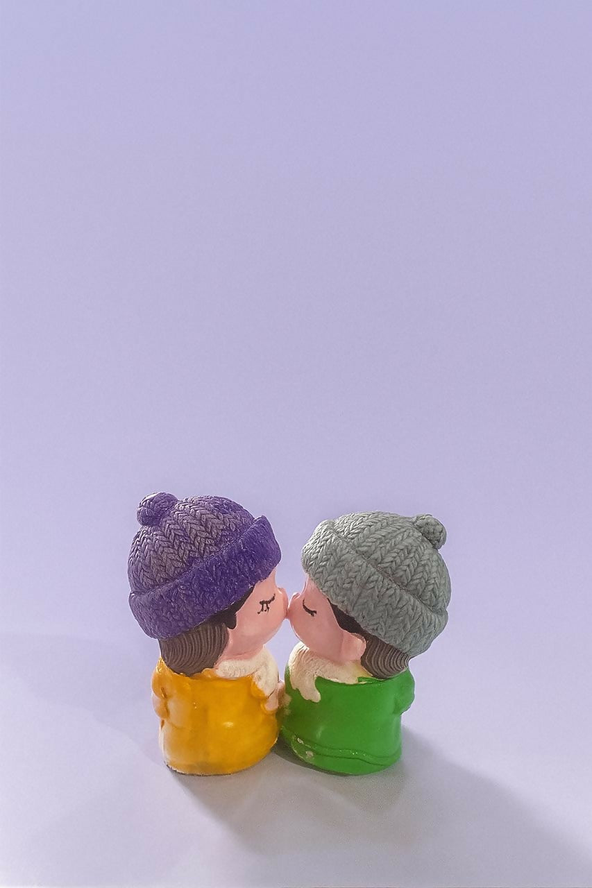 Cute Cartoon-Style Couple Figurine with LOVE Beanies and Heart Props – Romantic Desktop Decoration for Relationship Milestones, Proposals, or Long-Distance Love Gifts