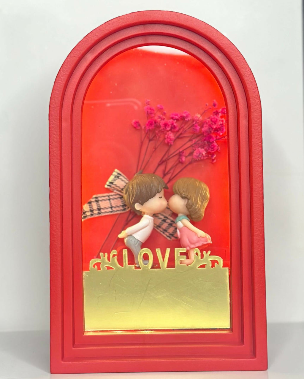 LED Light-Up Couple Kissing Showpiece in Red Arch Frame with LOVE Text and Pink Flower Backdrop – Decorative Valentine’s Day Gift for Girlfriend, Boyfriend, Anniversary or Bedroom Decor