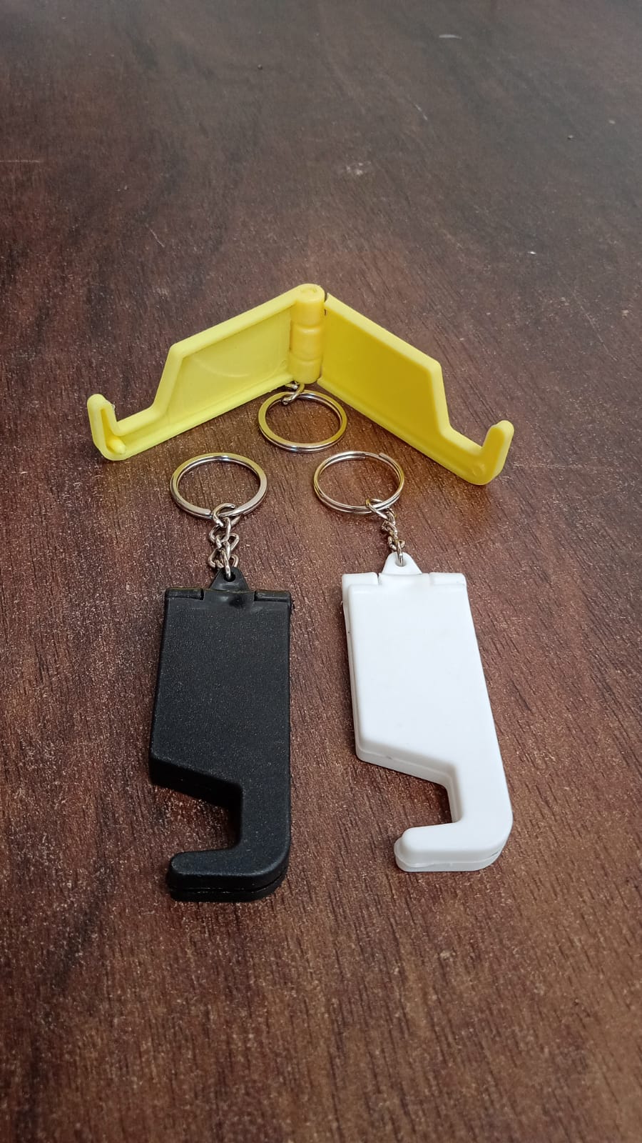 Customized / Personalized 2 in 1 Plastic Keychain with Mobile Stand / Phone Holder (1 Pc / Multicolor)