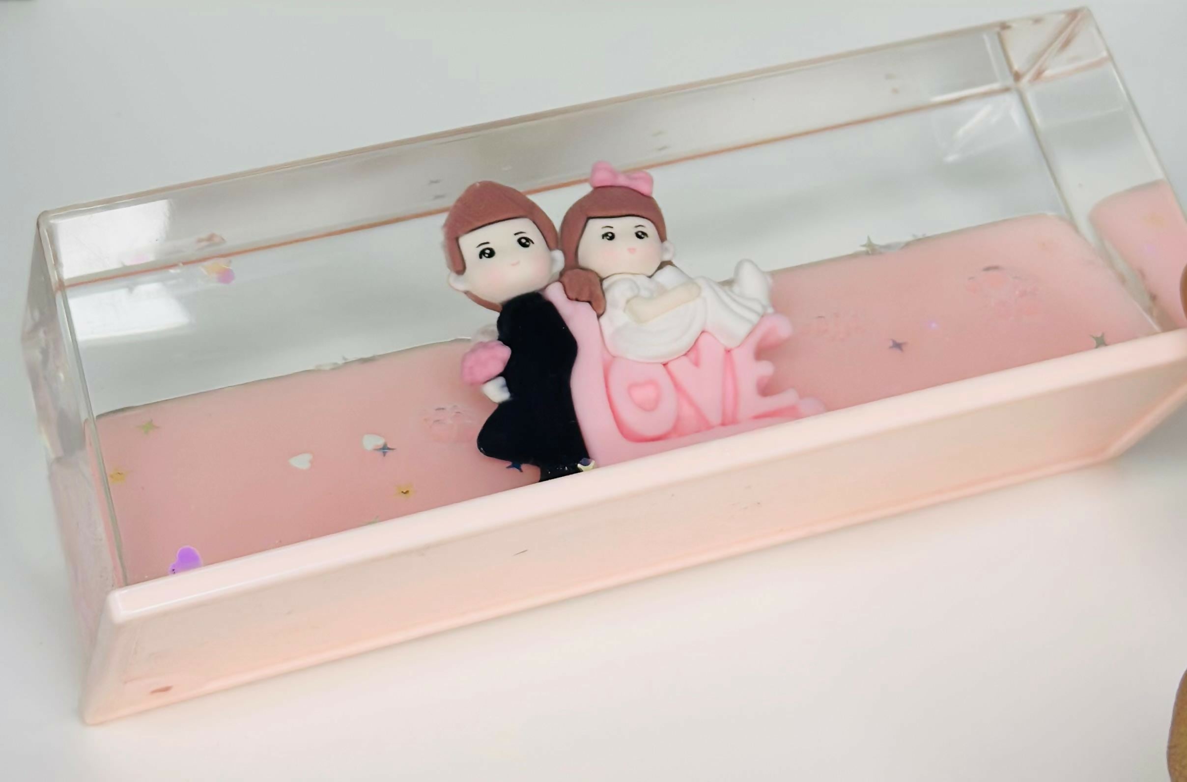 paper weight Romantic Couple LOVE Theme Liquid Motion Decorative Showpiece – Cute Bride and Groom Figurine in Transparent Block with Floating Hearts & Stars – Ideal for Valentine's Day, Anniversary, Wedding Gift, or Home Décor
