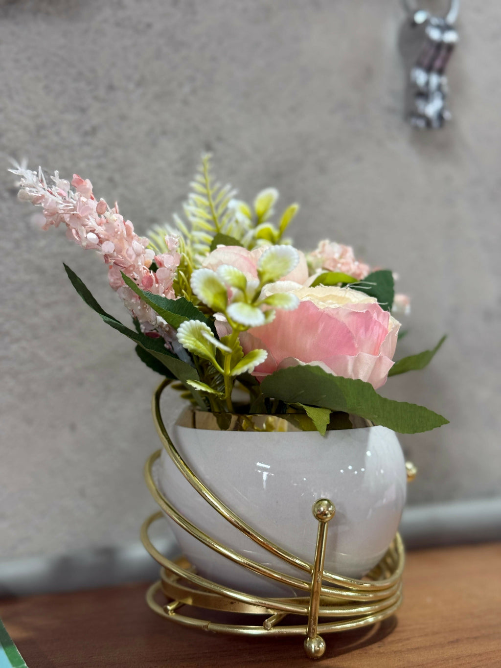 Elegant Artificial Peach Pink Flower Arrangement in White Ceramic Pot with Golden Metal Stand – Faux Rose & Hydrangea Floral Centerpiece for Home, Office, Living Room & Gifting