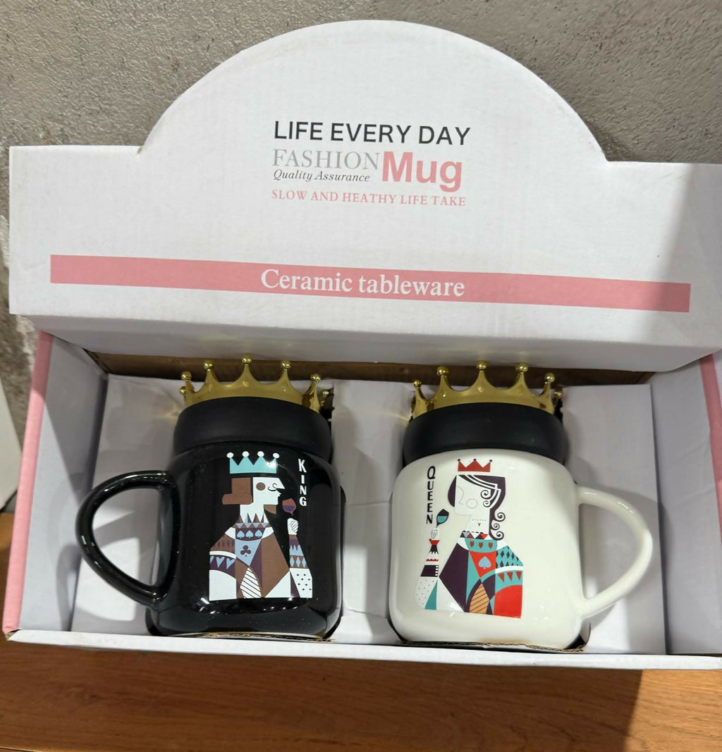 King & Queen Couple Ceramic Mug Set with Golden Crown Lids – Black & White Coffee Cups with Royal Playing Card Cartoon Prints – Gift Set for Husband Wife, Anniversary, Wedding, Engagement, Valentine’s Day & Birthday (2 Pieces with Gift Box)