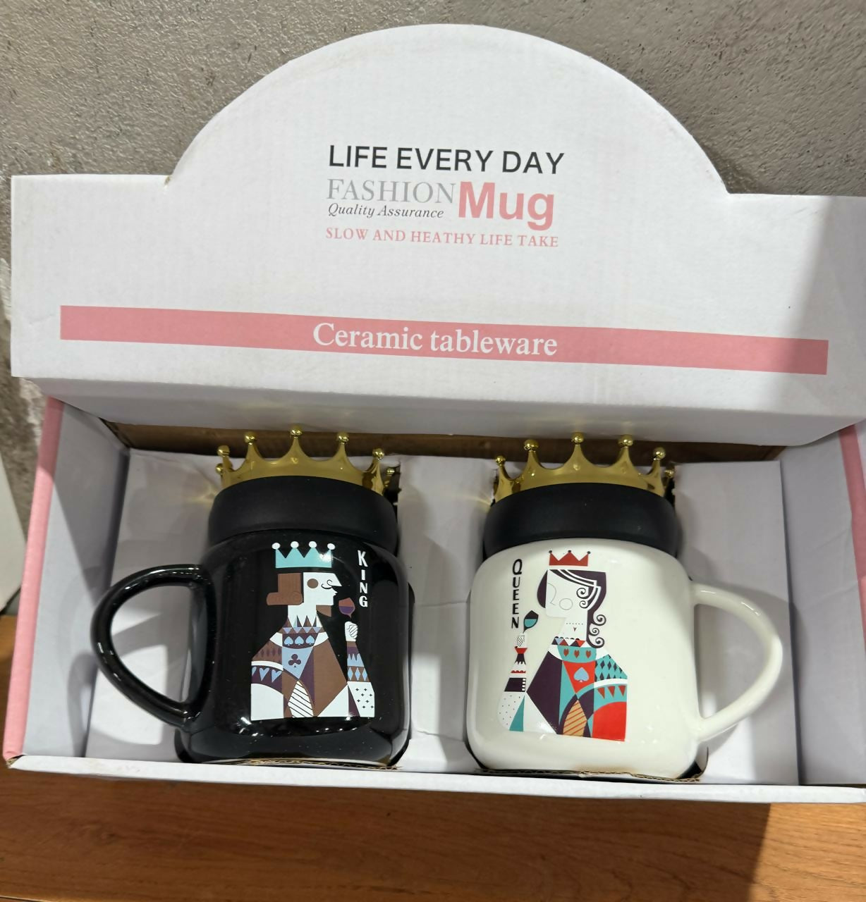 King & Queen Couple Ceramic Mug Set with Golden Crown Lids – Black & White Coffee Cups with Royal Playing Card Cartoon Prints – Gift Set for Husband Wife, Anniversary, Wedding, Engagement, Valentine’s Day & Birthday (2 Pieces with Gift Box)