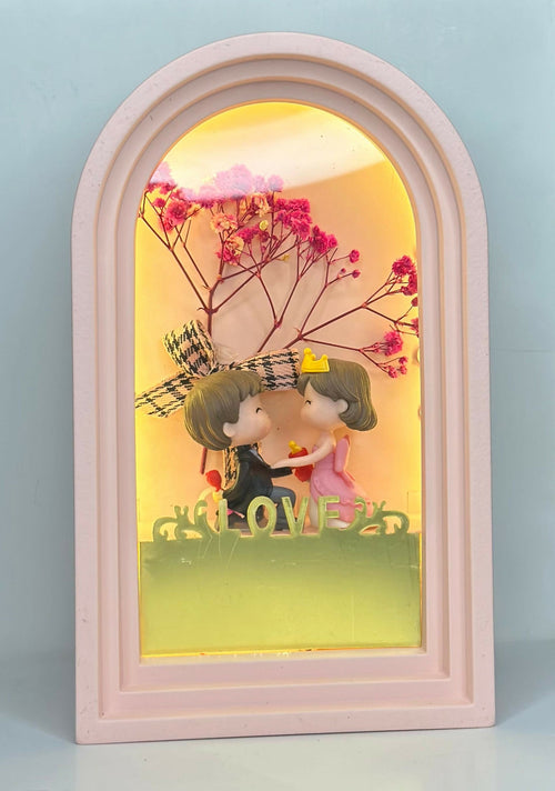 "LED Romantic Arch Frame Showpiece – Adorable Couple Kissing Statue with Illuminated Backdrop and Love Theme for Valentine's Day or Proposal Decor