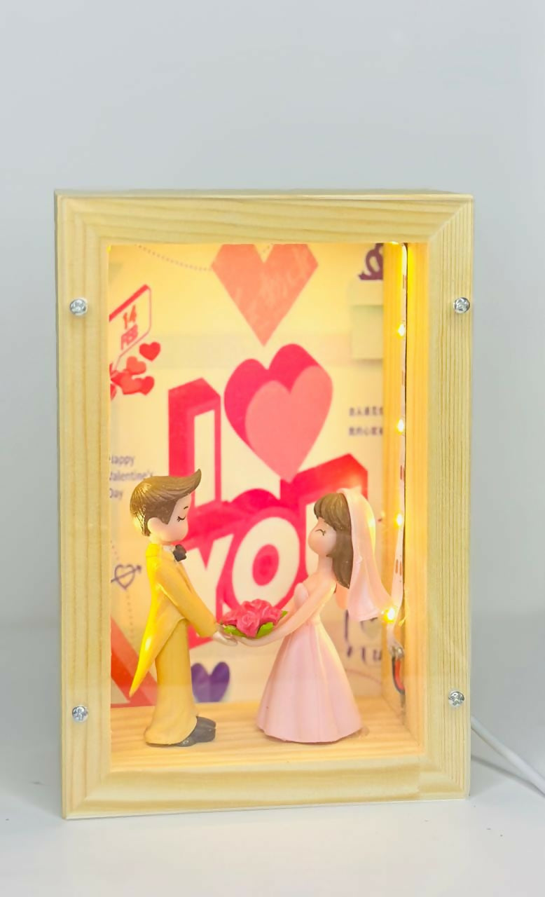 Love Couple Light Box photoframe – LED Wooden Frame with 3D Miniature Lovers and Heart Theme – Ideal Gift for Anniversary or Romantic Surprise