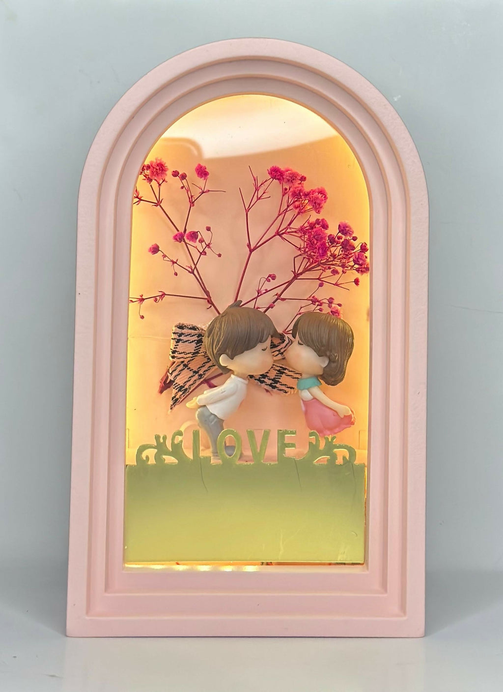 Arch Love Lamp – Romantic Couple Kissing Figurine with LED Lighting and Floral Background for Bedroom or Anniversary Gift