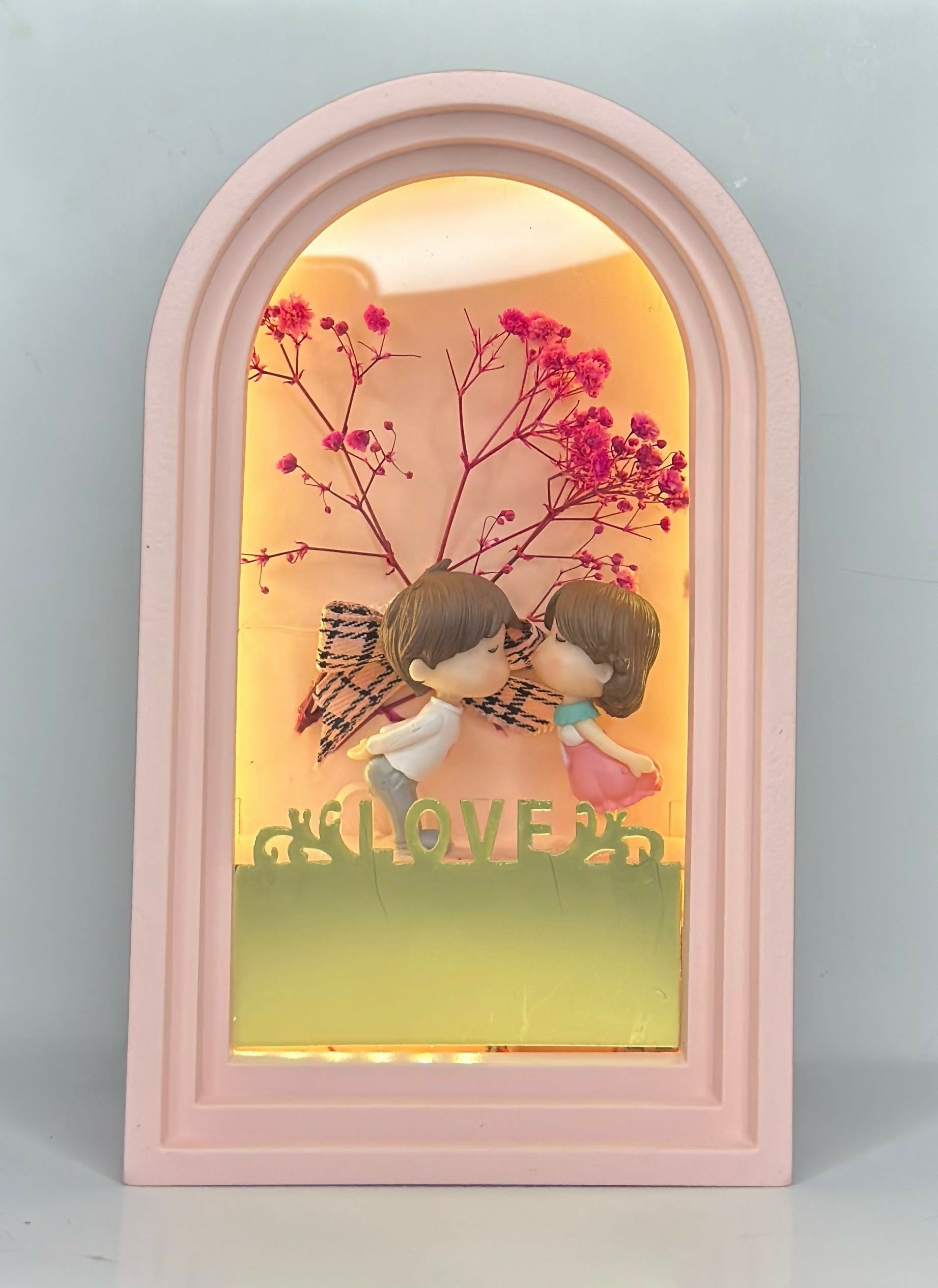 Arch Love Lamp – Romantic Couple Kissing Figurine with LED Lighting and Floral Background for Bedroom or Anniversary Gift