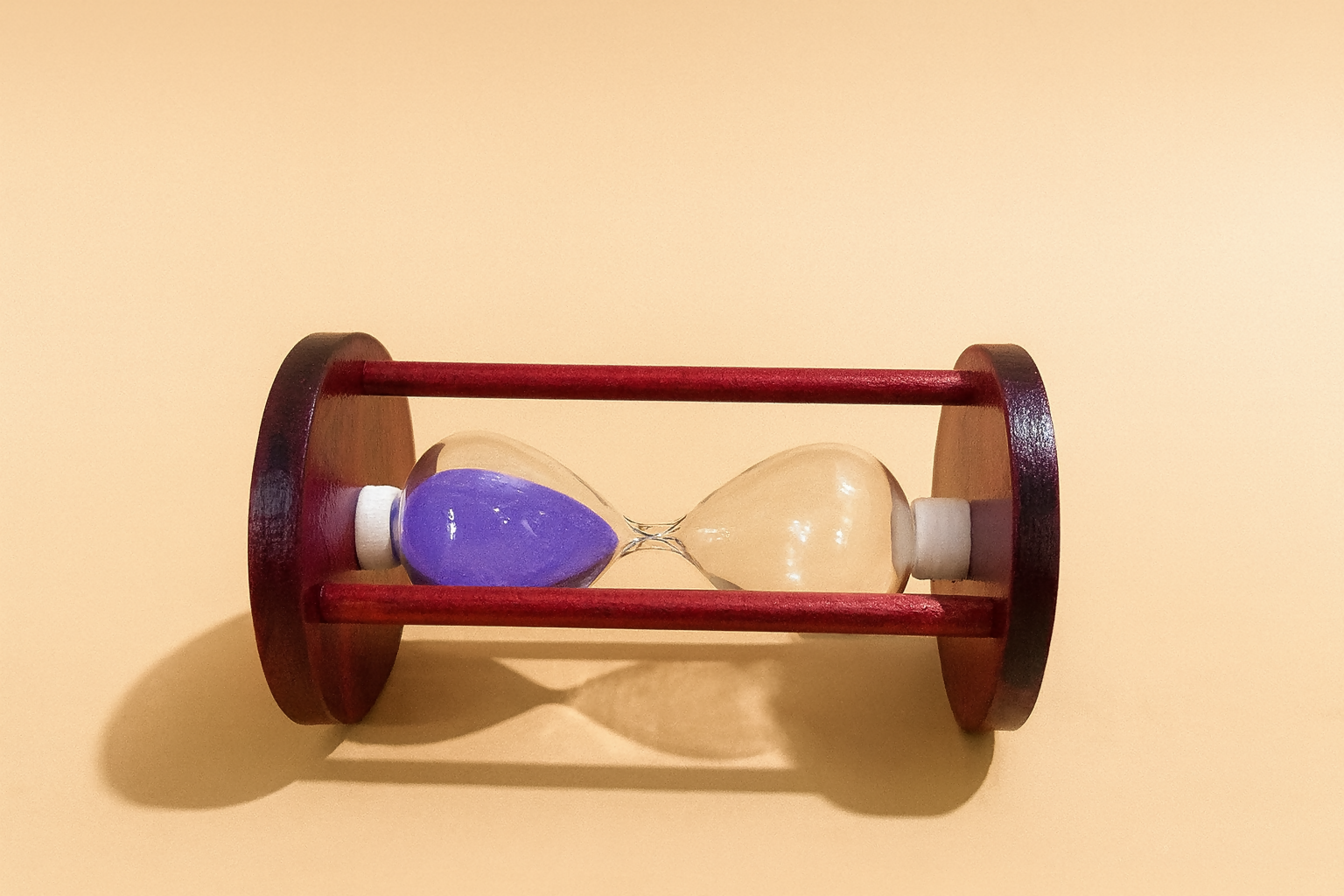 Premium Wooden Hourglass Sand Timer – 10 Minute Decorative Sand Clock with Colored Sand, Elegant Red Wooden Frame, Vintage Classic Home Office Desk Décor, Time Management Tool & Gift Item pack of 1 random color