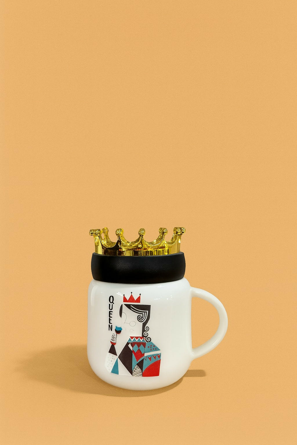 King & Queen Couple Ceramic Mug Set with Golden Crown Lids – Black & White Coffee Cups with Royal Playing Card Cartoon Prints – Gift Set for Husband Wife, Anniversary, Wedding, Engagement, Valentine’s Day & Birthday (2 Pieces with Gift Box)