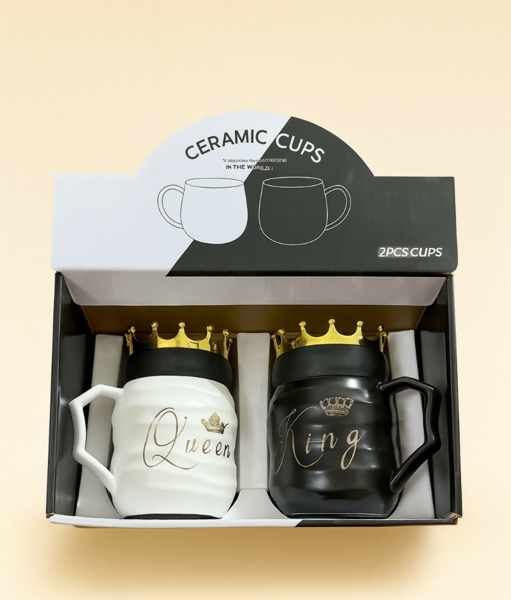 Luxury King and Queen Ceramic Mug Set with 3D Golden Crown Lids – Black and White Textured Coffee Cups for Couples – Royal Gift Set for Anniversary, Wedding, Valentine’s Day – 2PCS Gift Boxed