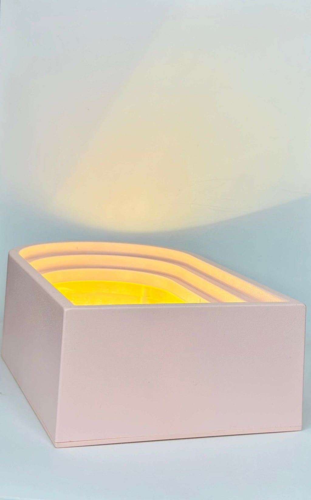 Arch Love Lamp – Romantic Couple Kissing Figurine with LED Lighting and Floral Background for Bedroom or Anniversary Gift