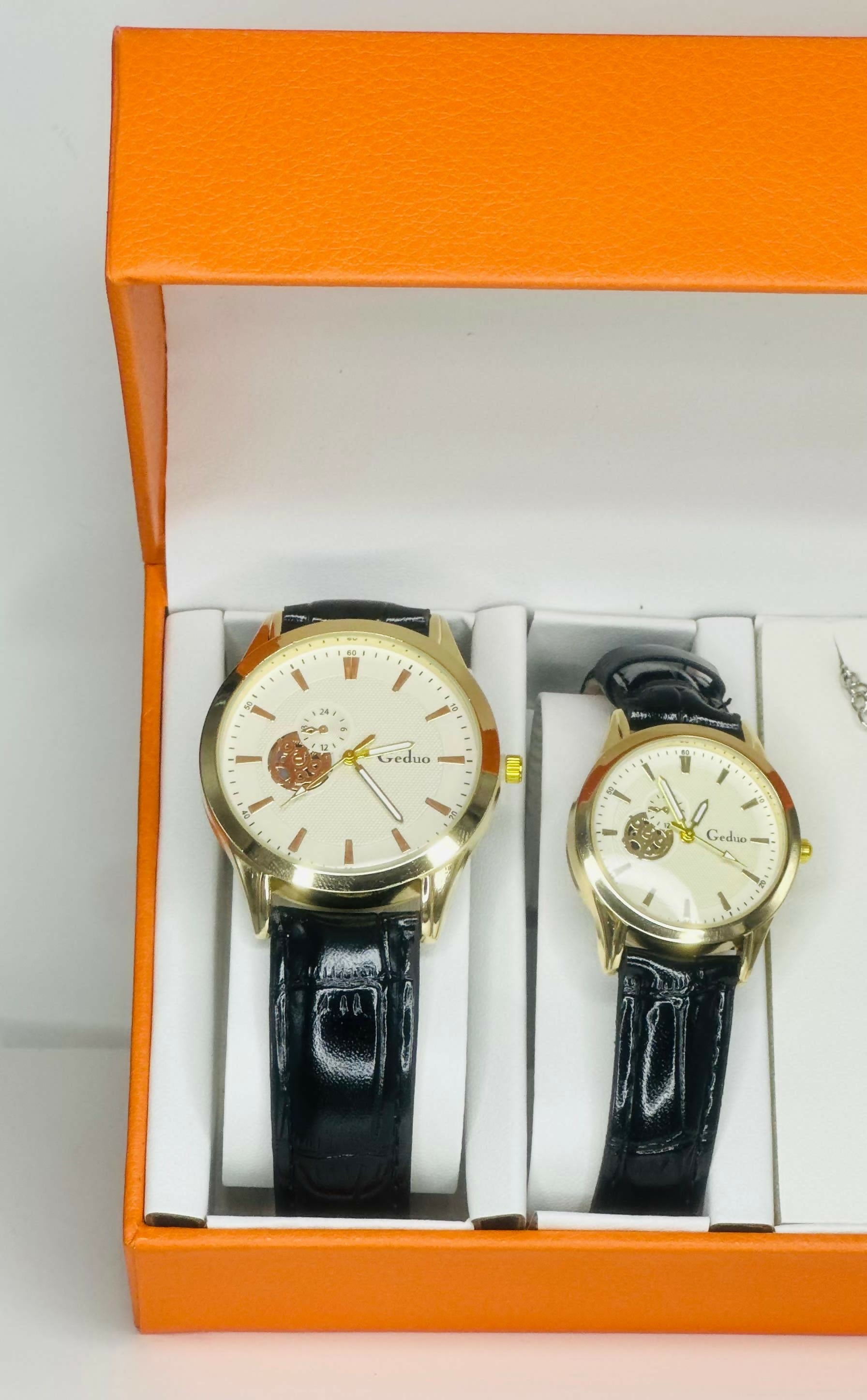 Elegant Couple Watch and Necklace Gift Box – Gold Analog Watches for Him and Her with Black Leather Straps and Matching 'Love' Heart Pendant Necklaces – Ideal for Anniversary, Valentine's Day, or Wedding Gift