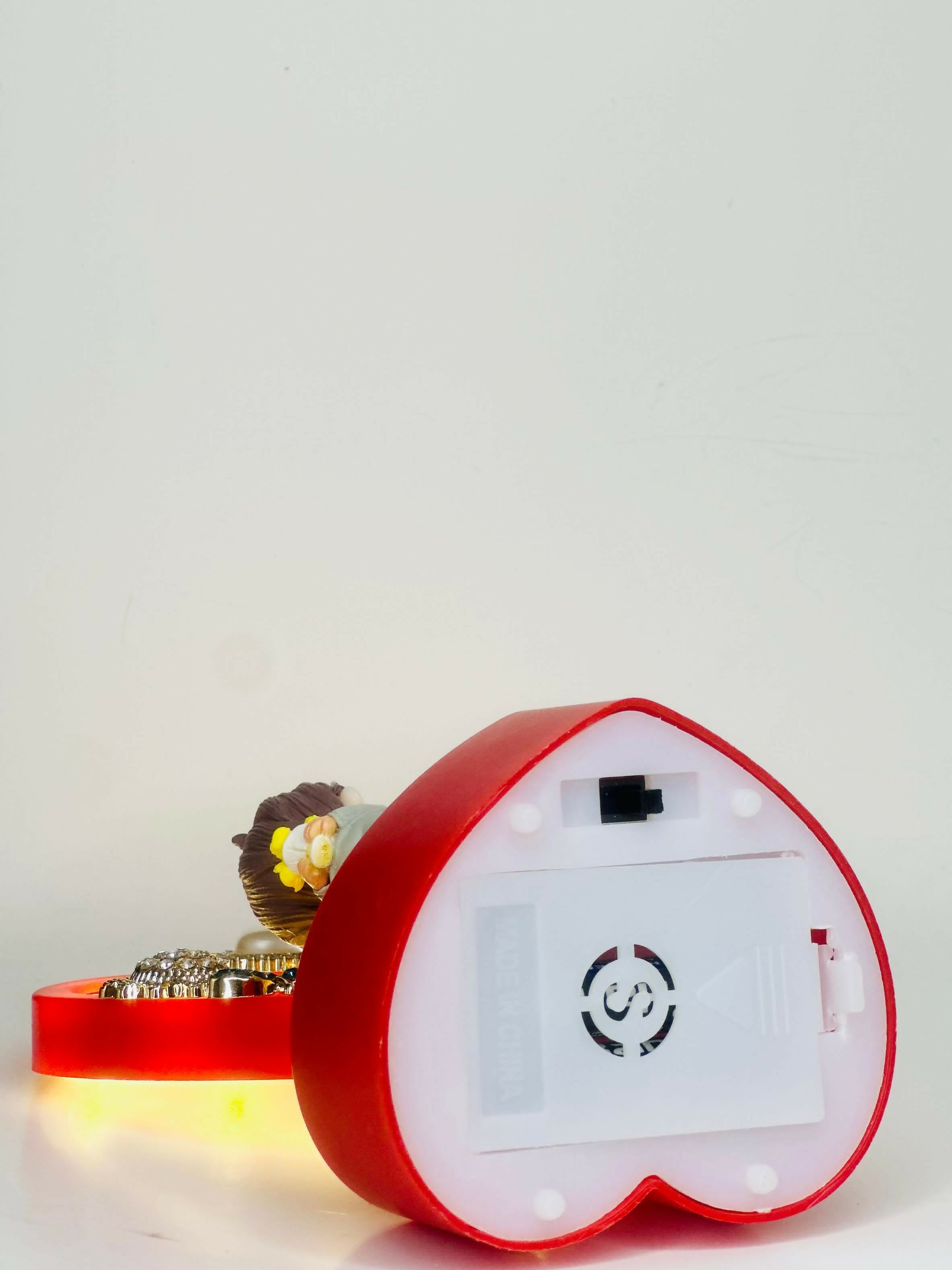 Red Heart LED Couple Figurine with Jewelry Ring Holder and Light-Up Base – Valentine’s Day Gift Showpiece for Girlfriend, Boyfriend, or Anniversary Decoration – Cute Tabletop Love Statue for Home Decor