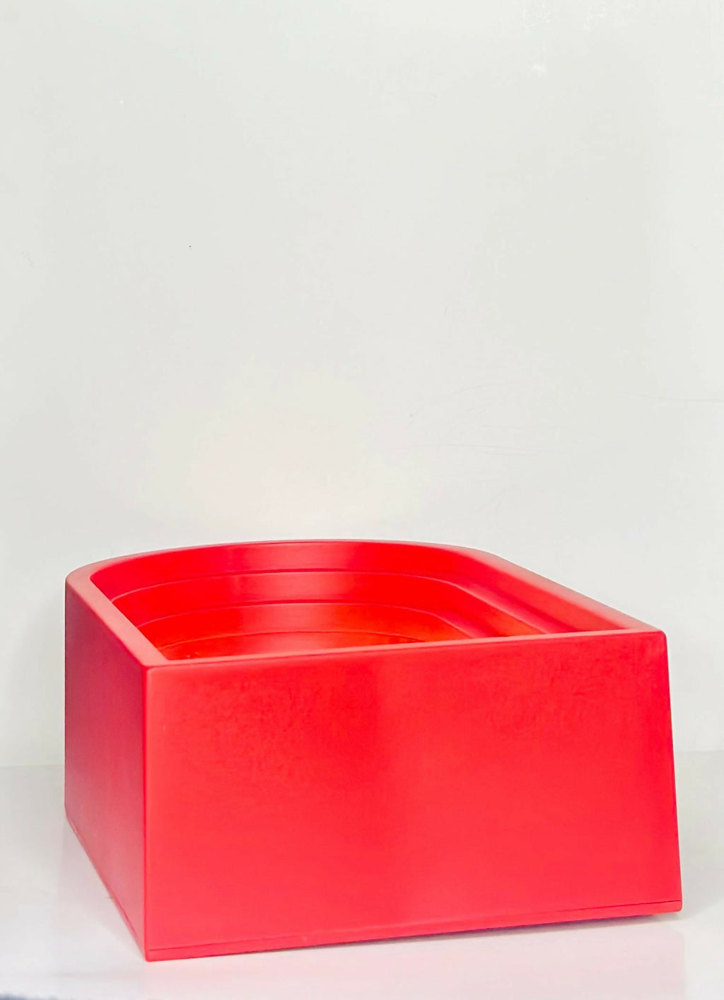 LED Light-Up Couple Kissing Showpiece in Red Arch Frame with LOVE Text and Pink Flower Backdrop – Decorative Valentine’s Day Gift for Girlfriend, Boyfriend, Anniversary or Bedroom Decor