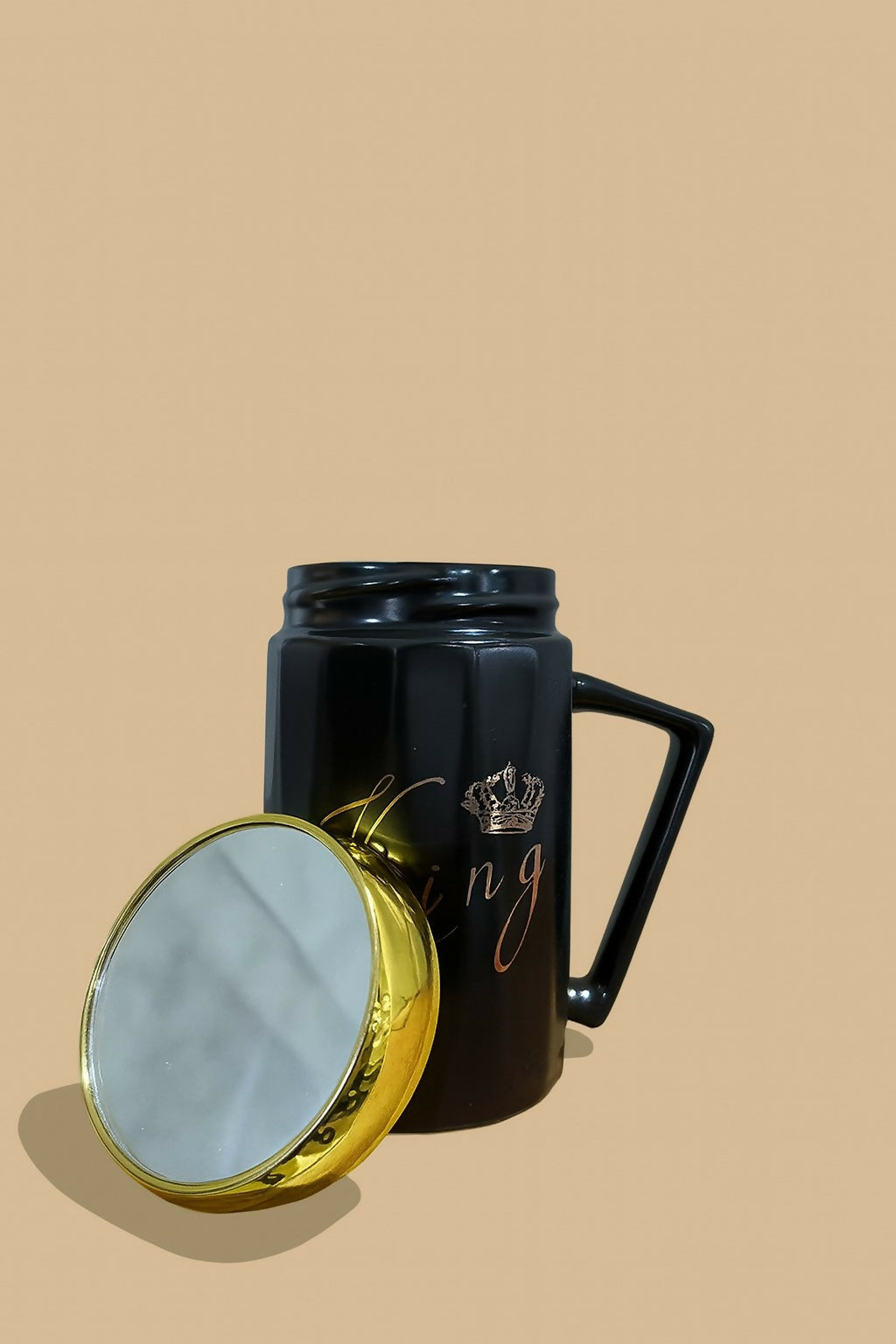 Elegant King & Queen Ceramic Mug Set with Golden Lids – Black & White Couple Coffee Mugs with Crown Print, Stylish Handle Design – Gift for Husband Wife, Anniversary, Wedding, Engagement, Valentine’s Day & Birthday (2 Pieces)