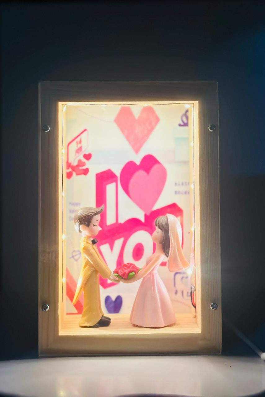Love Couple Light Box photoframe – LED Wooden Frame with 3D Miniature Lovers and Heart Theme – Ideal Gift for Anniversary or Romantic Surprise