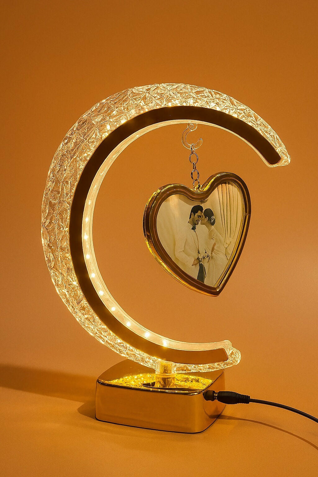 Golden Crescent Moon LED Tabletop Photo Frame with Hanging Heart Picture – Romantic Light-Up Decorative Gift for Wedding, Couple, Anniversary & Bedroom Decor