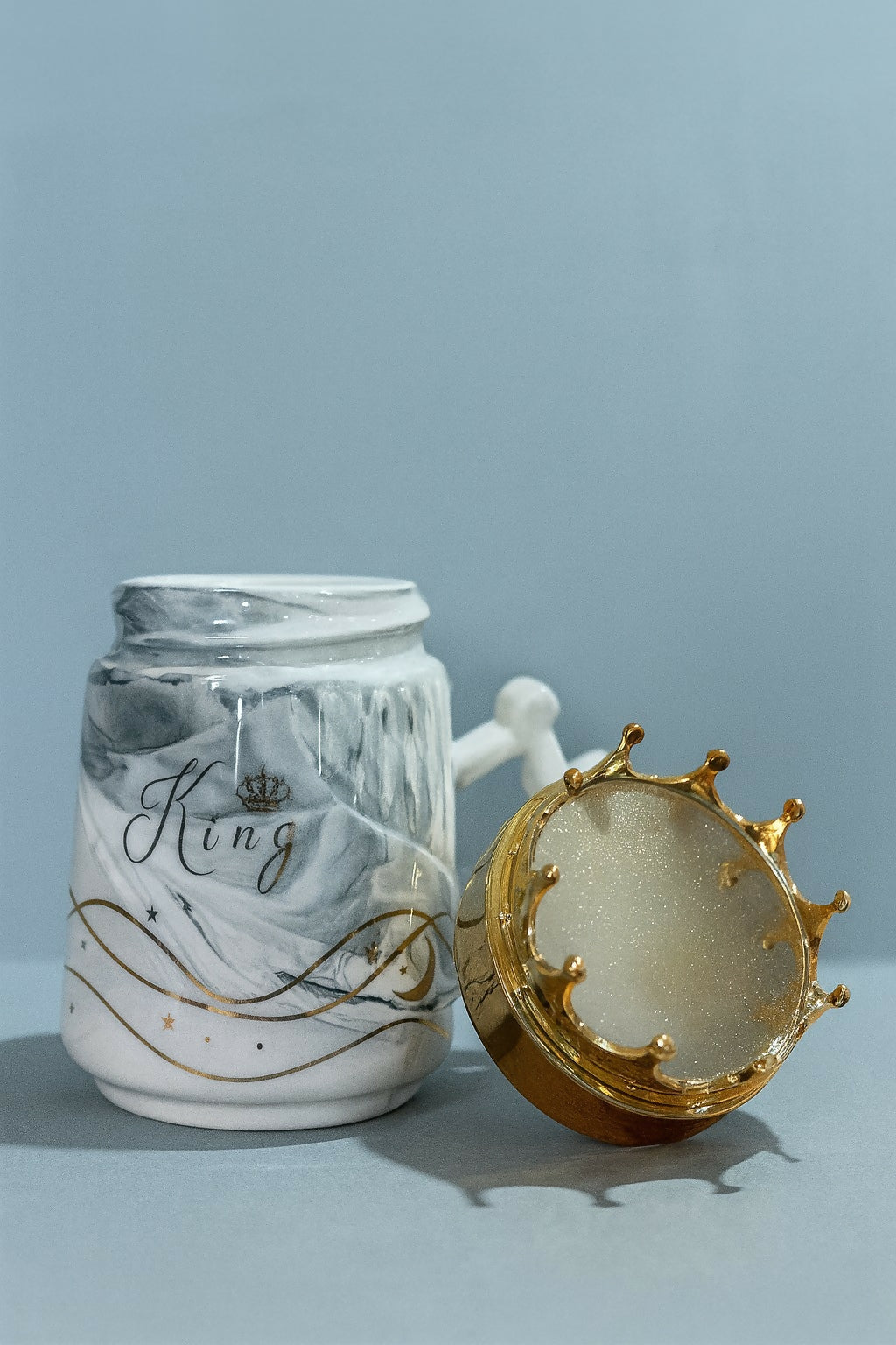 Luxury King Crown Ceramic Mug with Golden Lid | Black Marble Coffee & Tea Cup | Royal Gift for Men – Birthday, Anniversary, Valentine’s Day & Office Use