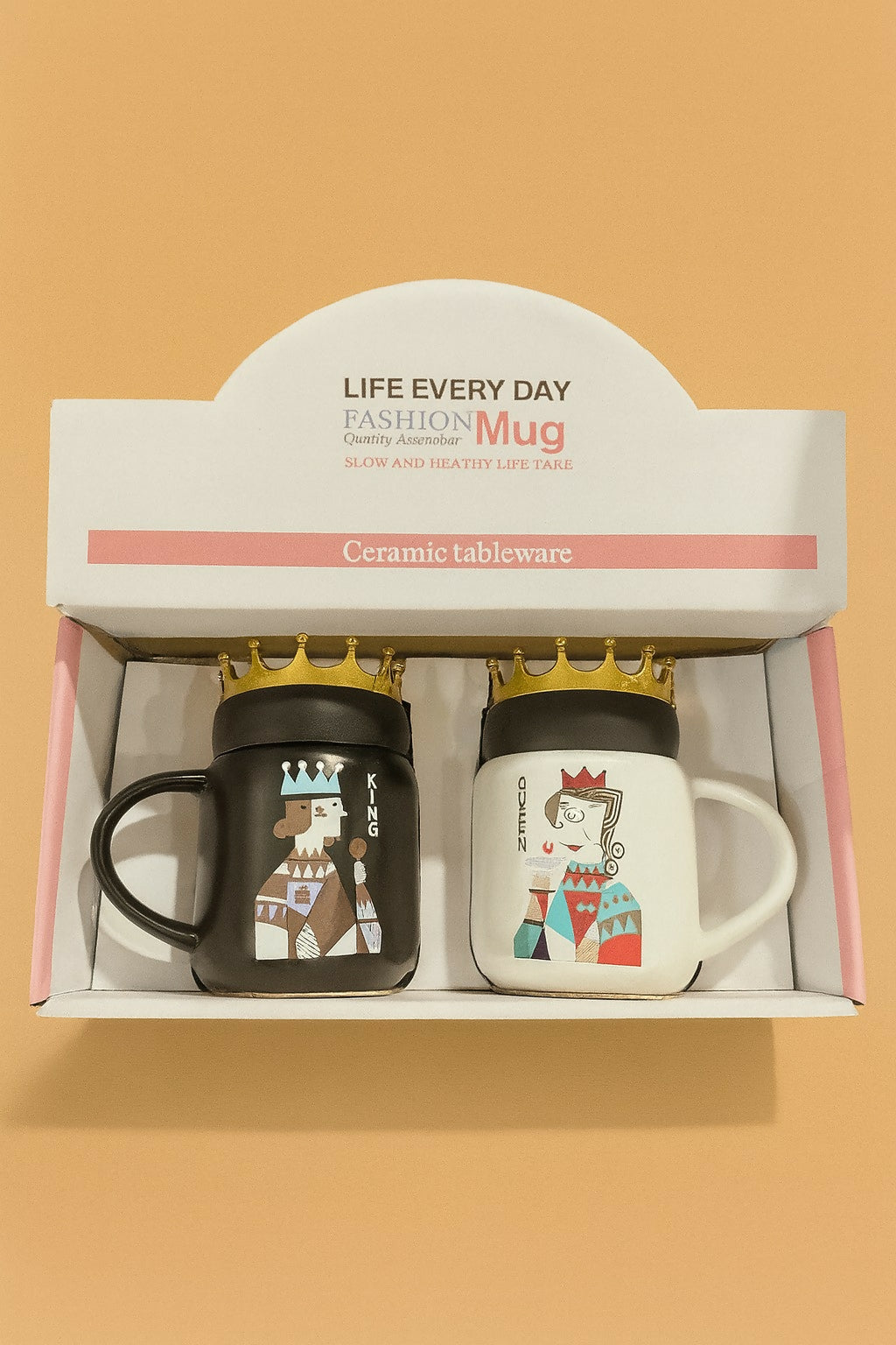 King & Queen Couple Ceramic Mug Set with Golden Crown Lids – Black & White Coffee Cups with Royal Playing Card Cartoon Prints – Gift Set for Husband Wife, Anniversary, Wedding, Engagement, Valentine’s Day & Birthday (2 Pieces with Gift Box)