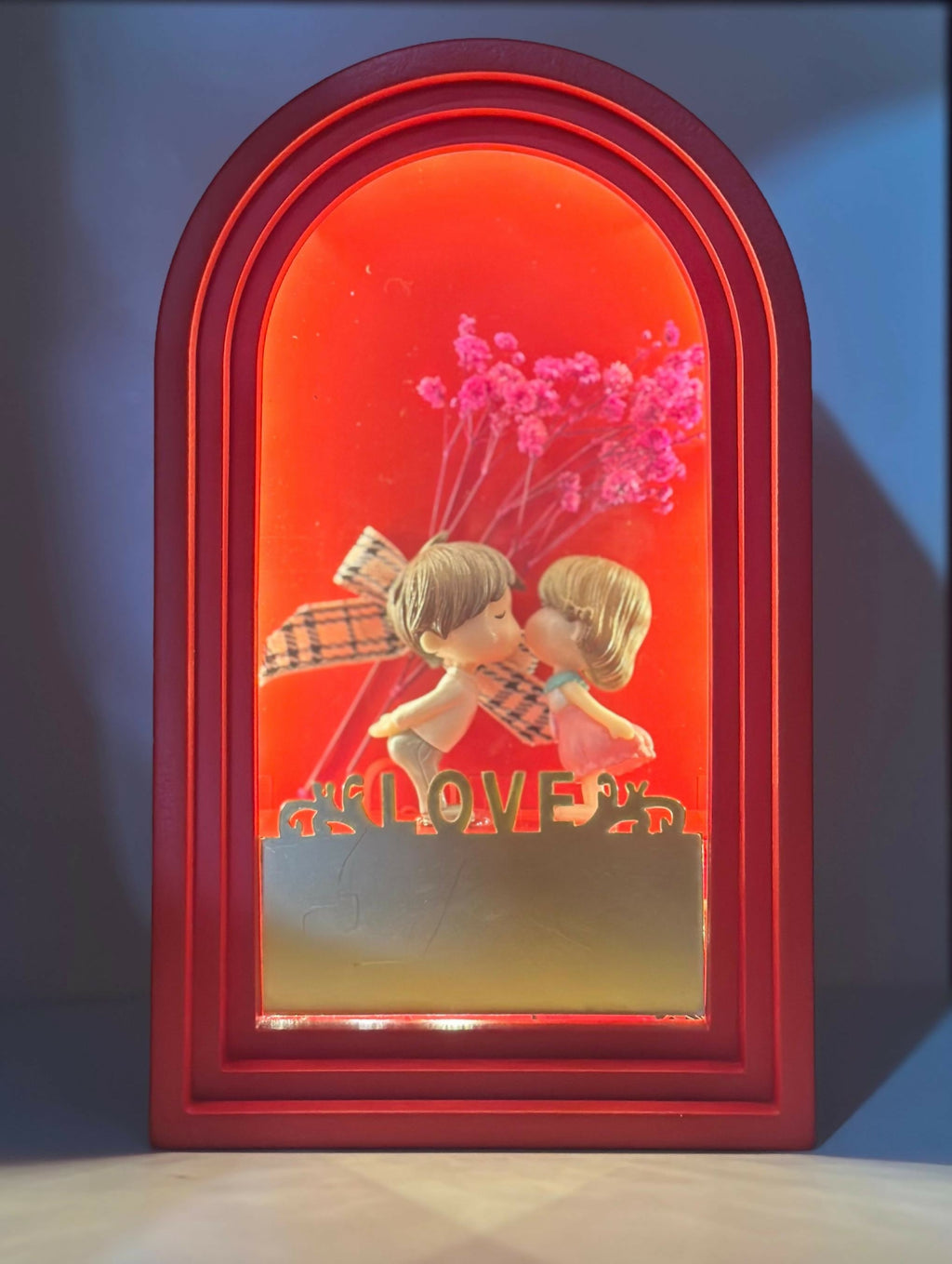 LED Light-Up Couple Kissing Showpiece in Red Arch Frame with LOVE Text and Pink Flower Backdrop – Decorative Valentine’s Day Gift for Girlfriend, Boyfriend, Anniversary or Bedroom Decor