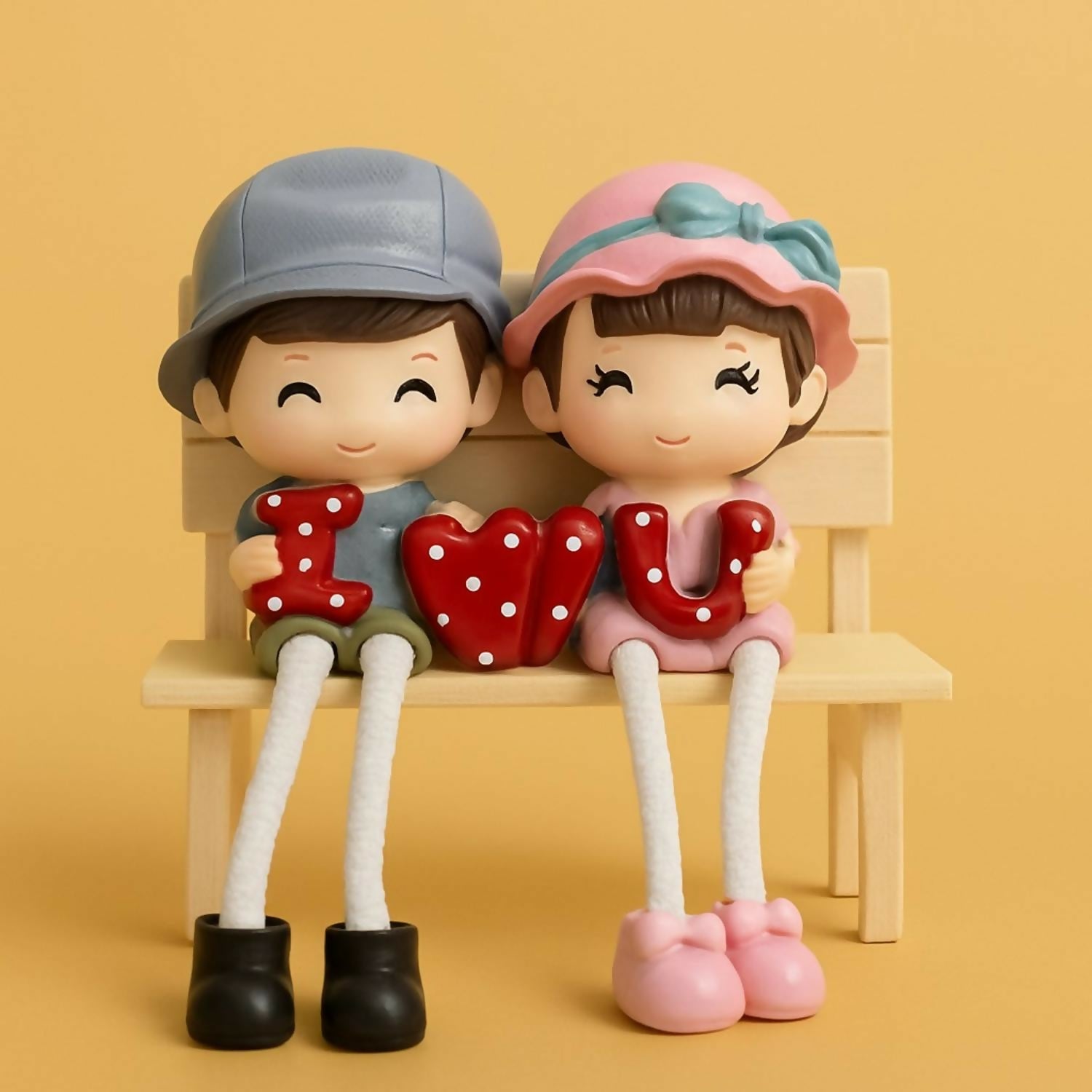 Cute Romantic Couple Figurine on Bench Holding “I Love U” Letters | Adorable Resin Doll Showpiece for Home Décor, Bedroom, Office Desk & Gifting | Valentine, Anniversary, Birthday & Wedding Gift