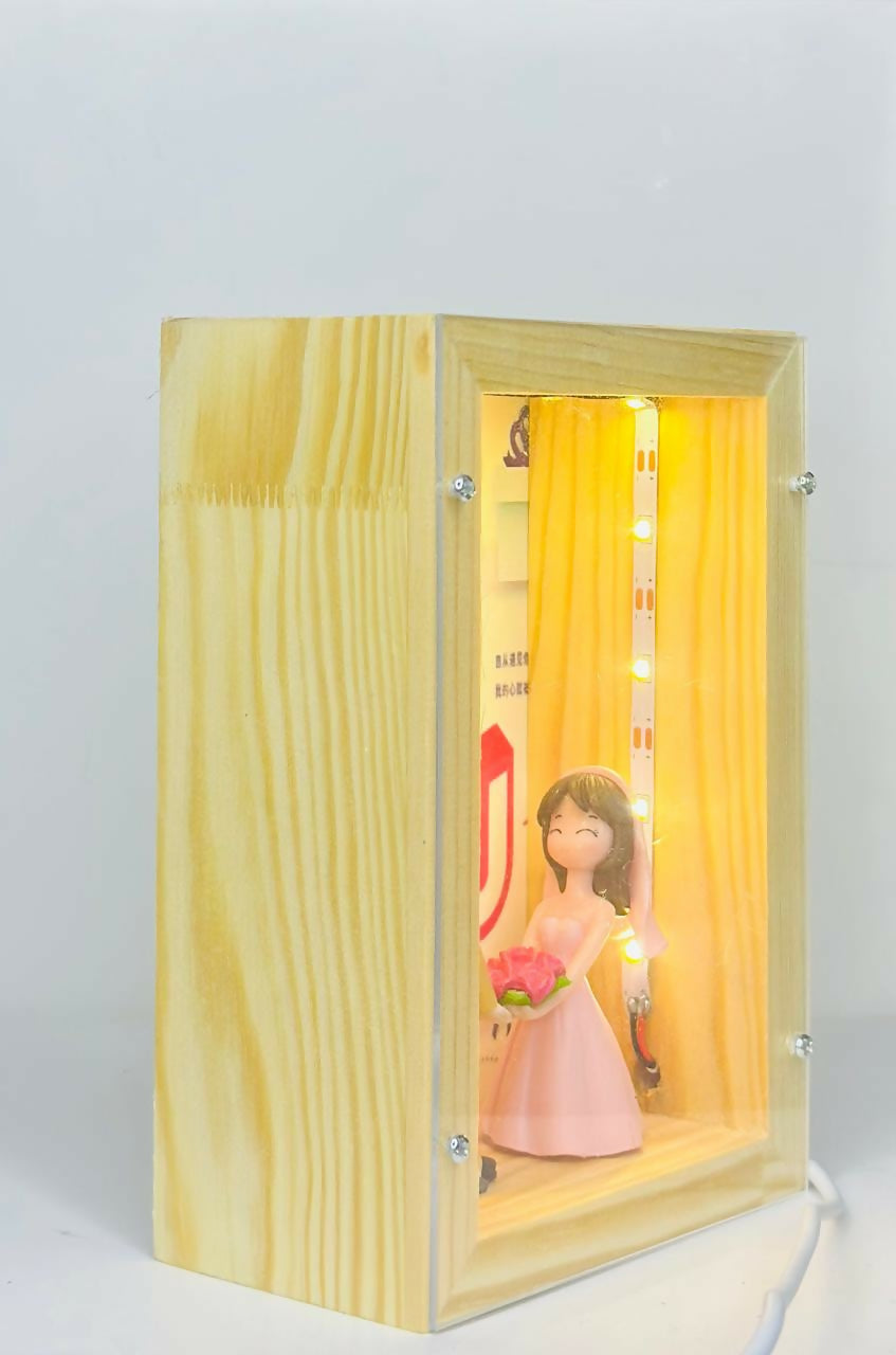 Love Couple Light Box photoframe – LED Wooden Frame with 3D Miniature Lovers and Heart Theme – Ideal Gift for Anniversary or Romantic Surprise