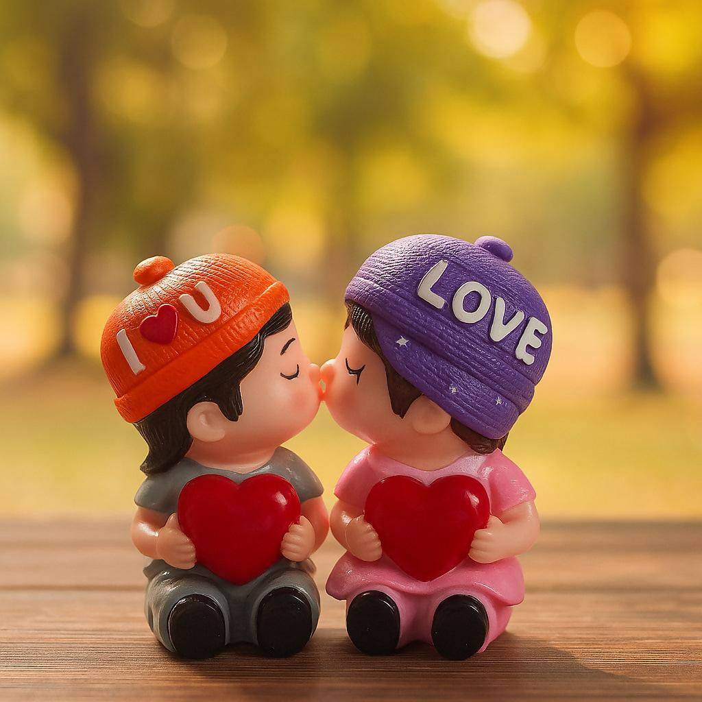 Romantic Couple Kissing Figurine with Heart and LOVE Caps – Cute Resin Showpiece for Valentine's Day, Anniversary, or Home Decor – Boy and Girl Holding Hearts Statue for Bedroom, Office, or Gift for Couples