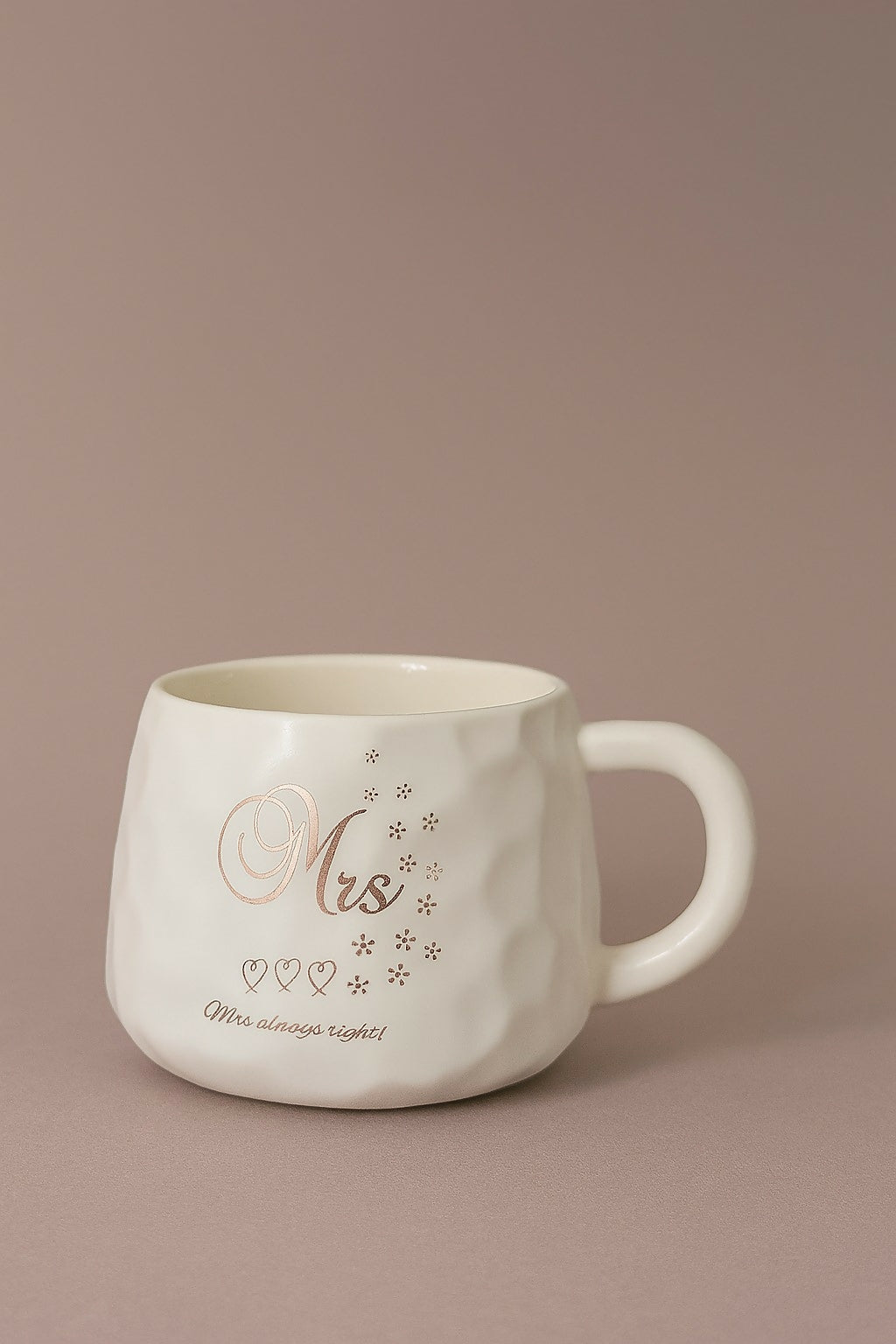 Elegant White Ceramic “Mrs. Always Right” Mug – Textured Glossy Coffee Cup with Rose Gold Lettering – Romantic Gift Mug for Wife, Bride, or Girlfriend – Ideal for Anniversary, Wedding, or Valentine's Day