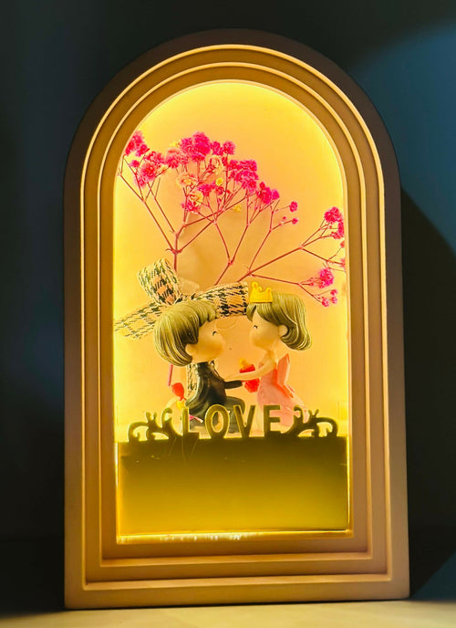 "LED Romantic Arch Frame Showpiece – Adorable Couple Kissing Statue with Illuminated Backdrop and Love Theme for Valentine's Day or Proposal Decor