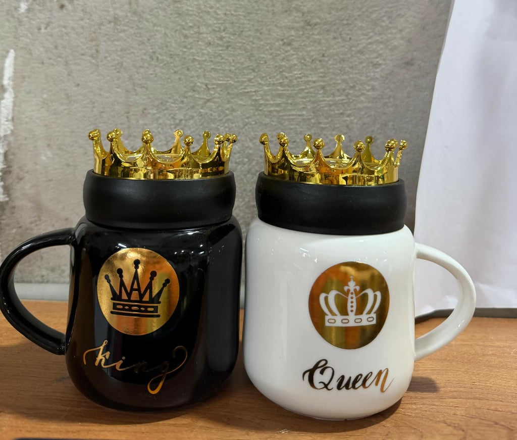 Luxury King & Queen Couple Ceramic Mug Set with Golden Crown Lids – Black & White Coffee Mugs for Couples, Husband Wife Gift Set for Anniversary, Wedding, Engagement, Valentine’s Day & Birthday (2 Pieces)
