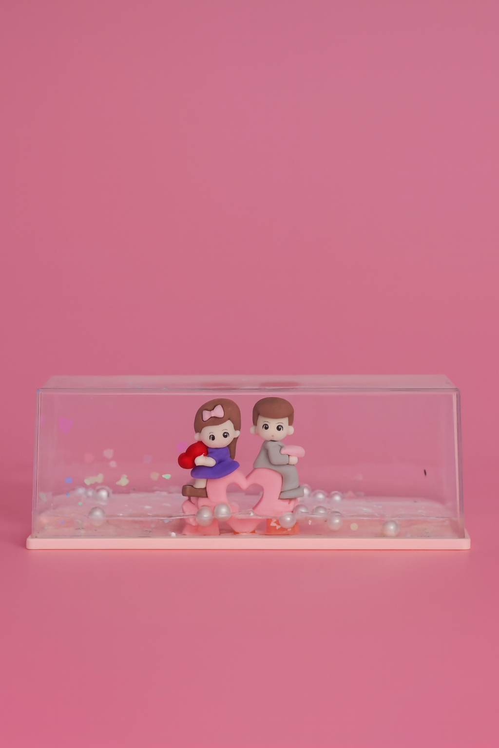 paper weight Romantic Couple Figurine Love Showpiece with Heart Base – Decorative Water-Filled Display Case with Floating Pearls and Glitter – Cute Anniversary, Valentine, or Wedding Gift for Boyfriend, Girlfriend, or Spouse