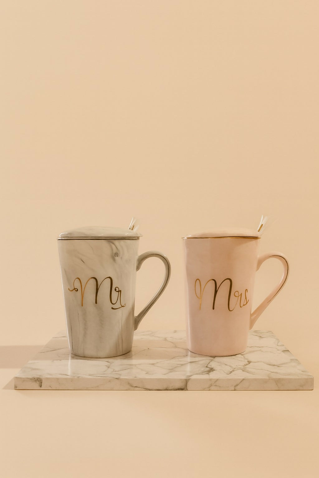 Mr & Mrs Coffee Mug Set with Lids & Spoons | Marble Ceramic Couple Mugs | Luxury Gold Letter Print Tea & Coffee Cups | Wedding, Anniversary, Valentine’s Day, Husband Wife Gift Set