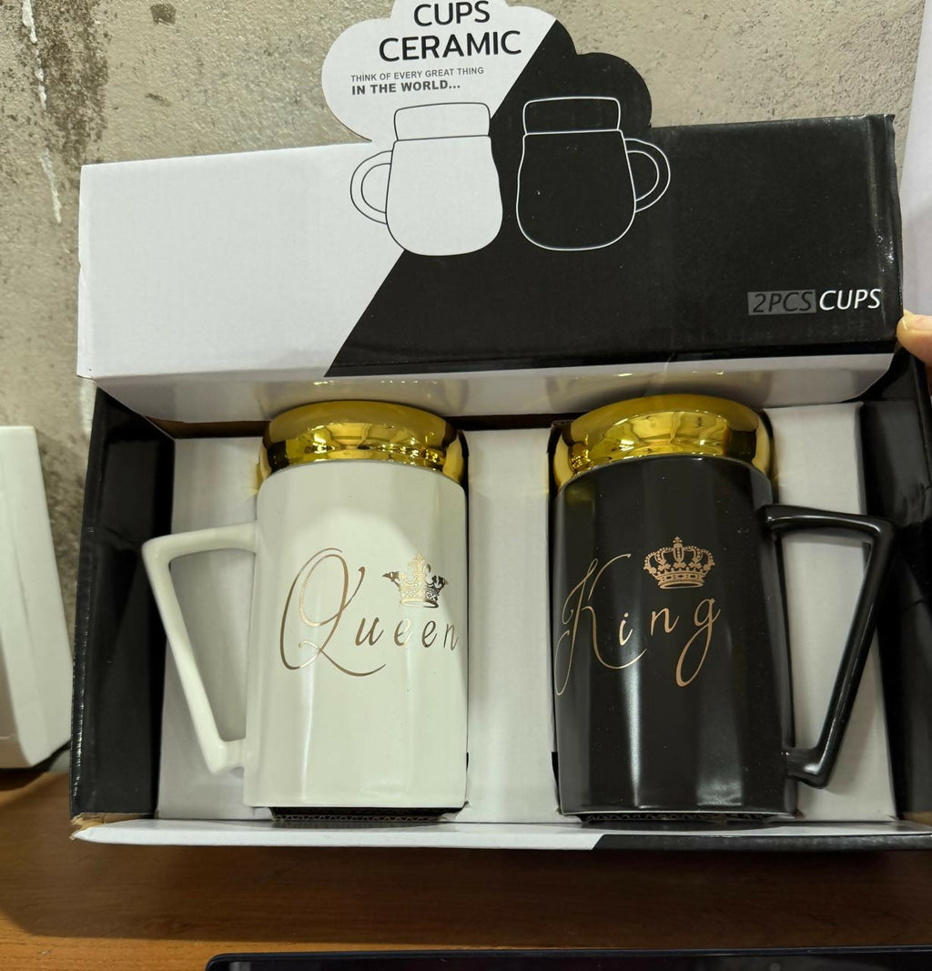 Elegant King & Queen Ceramic Mug Set with Golden Lids – Black & White Couple Coffee Mugs with Crown Print, Stylish Handle Design – Gift for Husband Wife, Anniversary, Wedding, Engagement, Valentine’s Day & Birthday (2 Pieces)