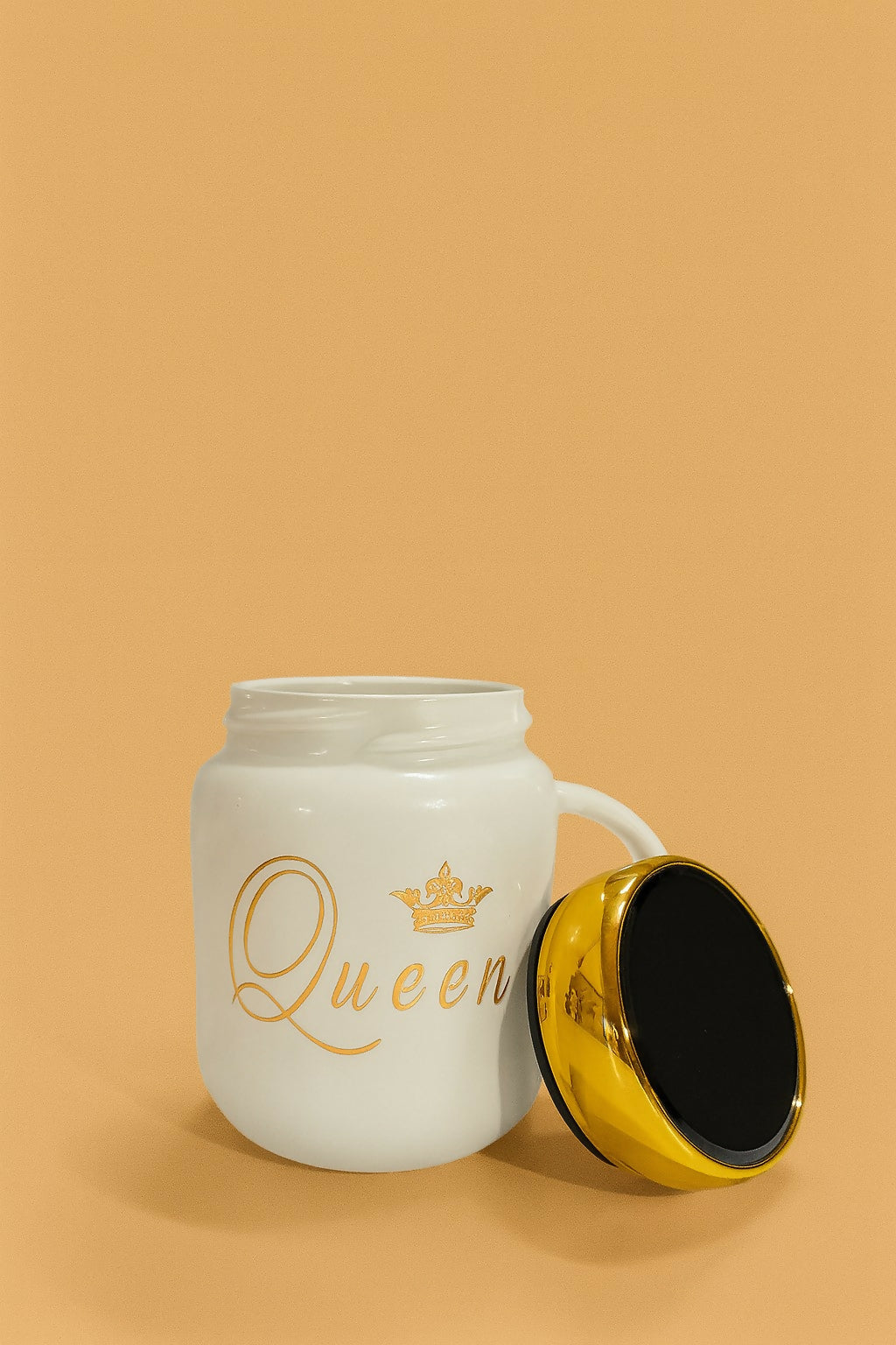 King & Queen Couple Ceramic Mug Set with Metallic Lids – Black & White Coffee Cups with Crown Print – Romantic Gift Set for Husband Wife, Anniversary, Wedding, Engagement, Valentine’s Day & Birthday (2 Pieces)