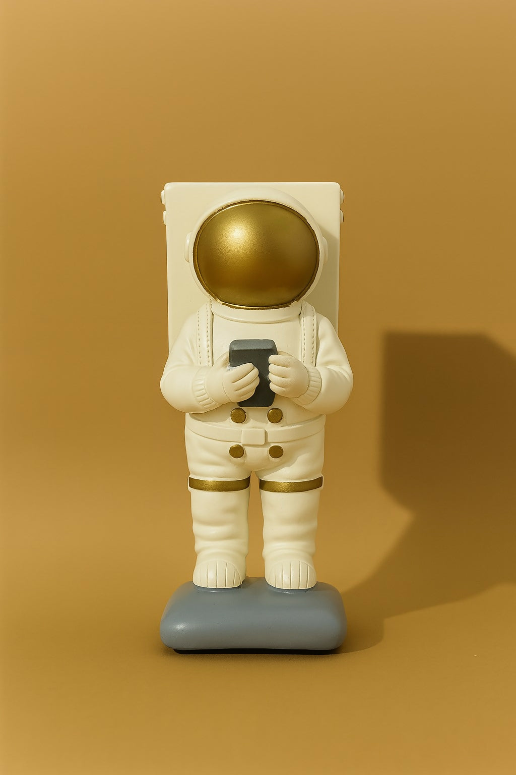 Astronaut-Themed Mobile Phone Holder Stand for Desk – Cute Resin Figurine Design for Home, Office, and Gifting