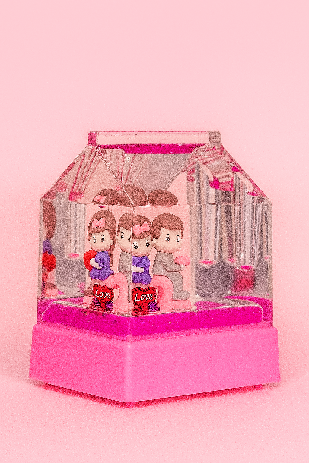 Romantic Couple Love Theme Glitter Water Globe Pen Holder and paperweight – House-Shaped Clear Acrylic Desktop Organizer with Pink Base and Decorative Figurines – Perfect for Valentine's Day, Anniversary, or Gift for Loved Ones