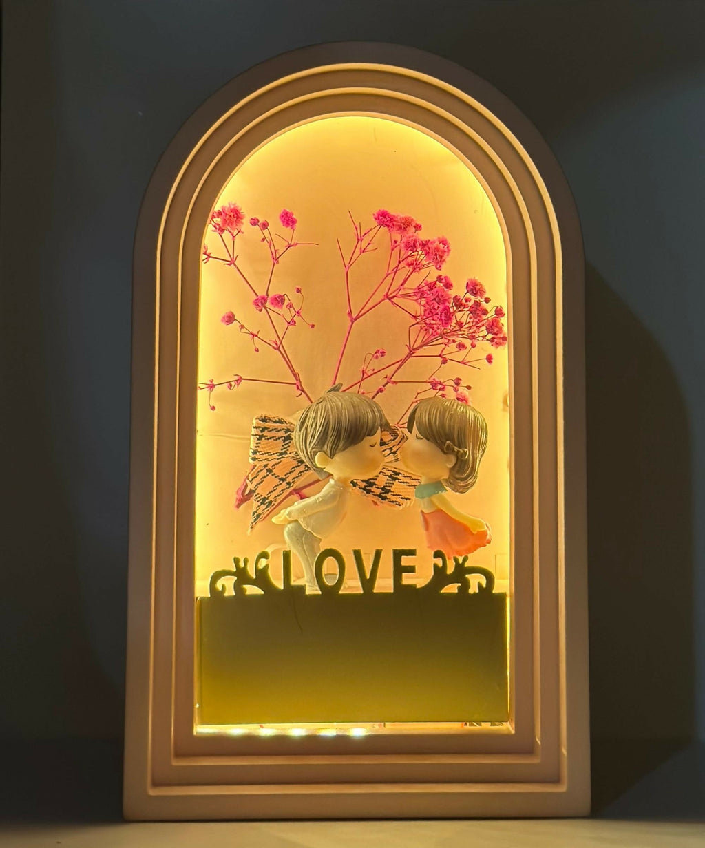 Arch Love Lamp – Romantic Couple Kissing Figurine with LED Lighting and Floral Background for Bedroom or Anniversary Gift