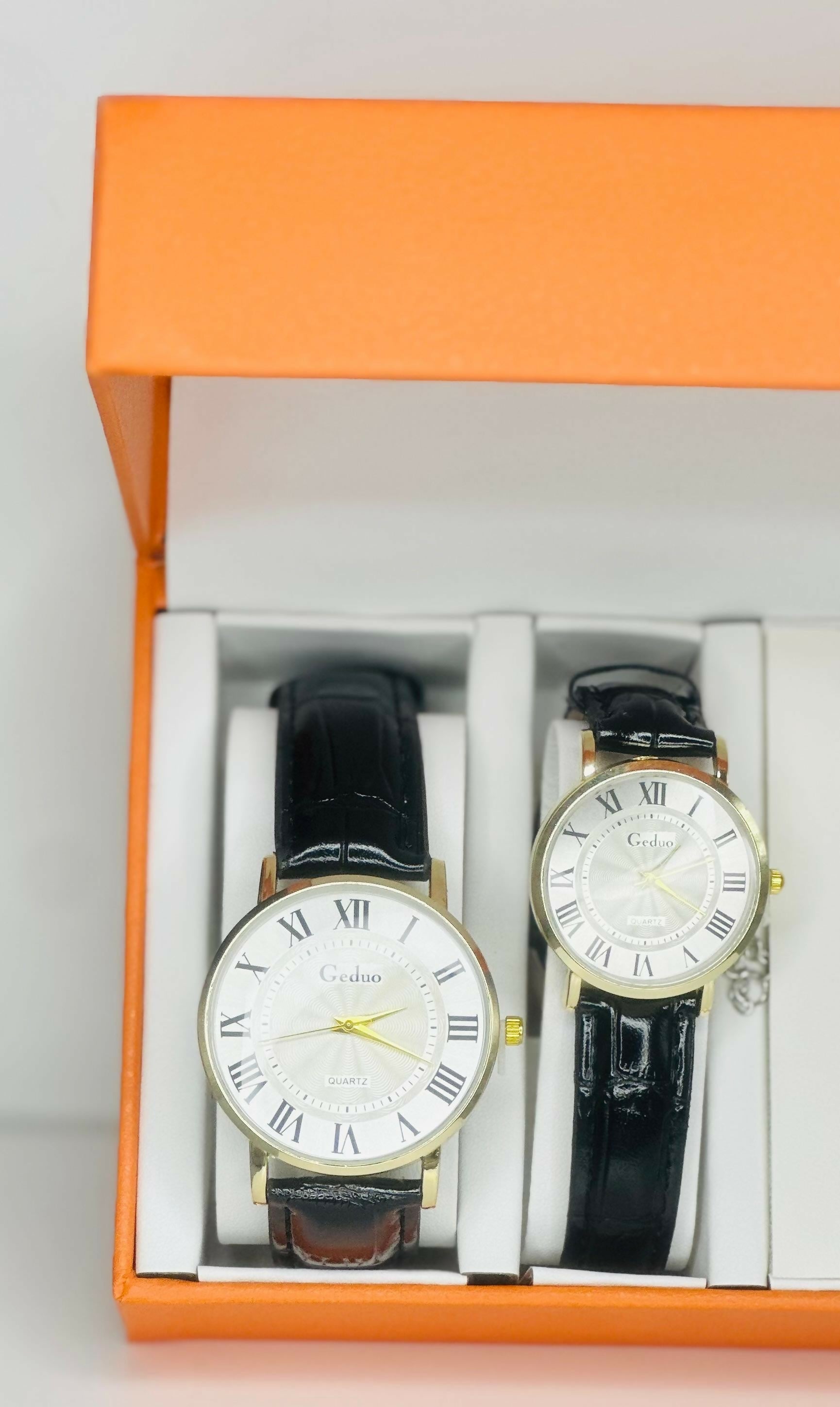 His and Hers Classic Watch and Pendant Combo – Gold Dial Quartz Watches with Black Straps and Matching Heart-Shaped Couple Necklaces – Perfect Gift for Lovers, Anniversaries, or Engagements