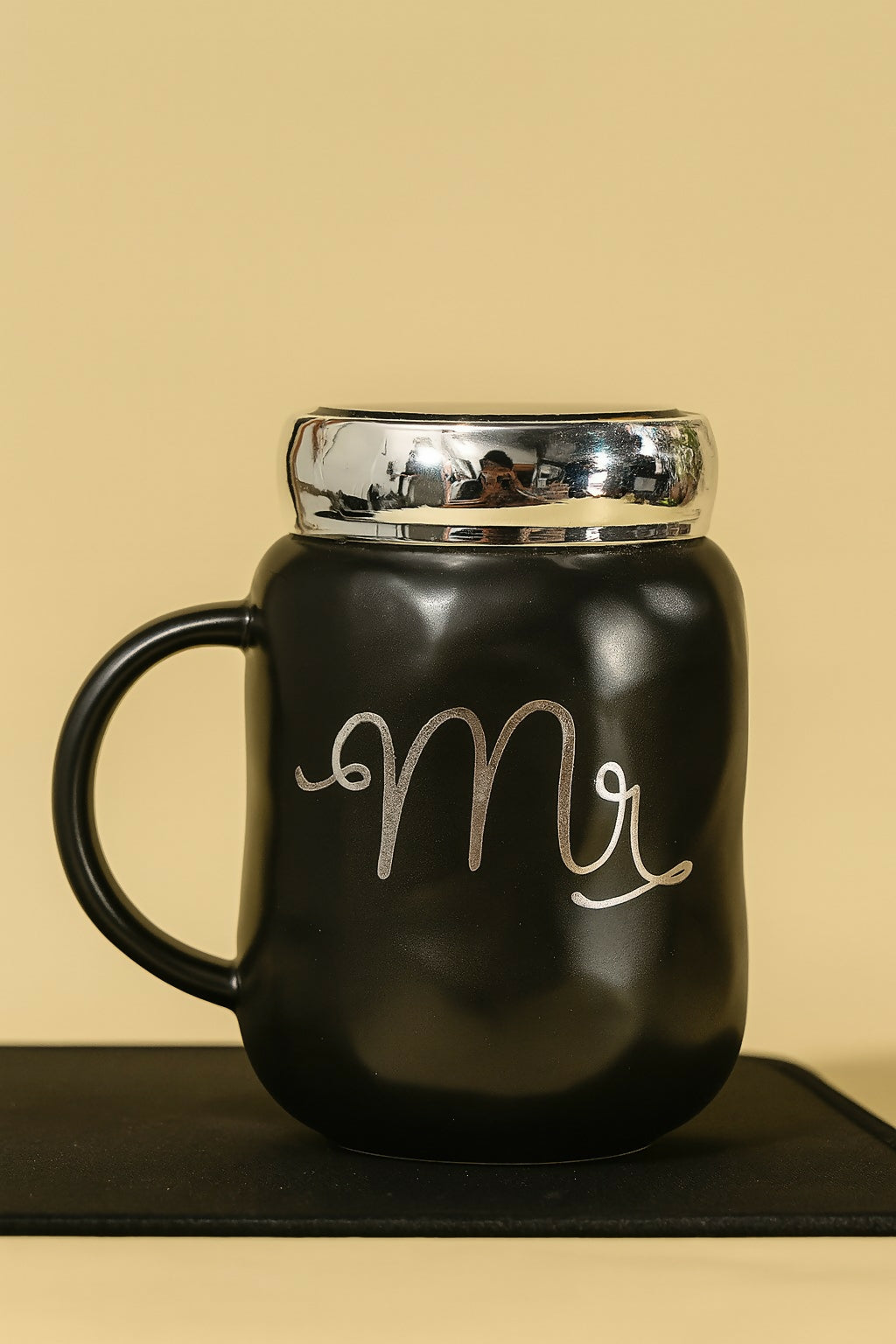 Luxury Ceramic Couple Mug Gift Set – Mr and Mrs Printed Coffee Mugs with Metallic Lids, Elegant Packaging for Anniversary, Wedding, or Valentine’s Gift