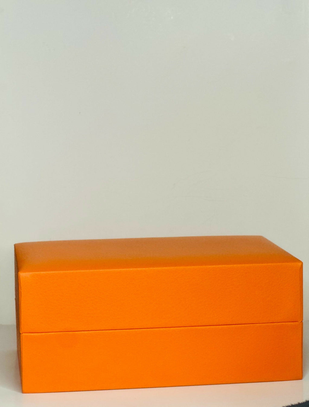 Elegant Couple Watch and Necklace Gift Box – Gold Analog Watches for Him and Her with Black Leather Straps and Matching 'Love' Heart Pendant Necklaces – Ideal for Anniversary, Valentine's Day, or Wedding Gift