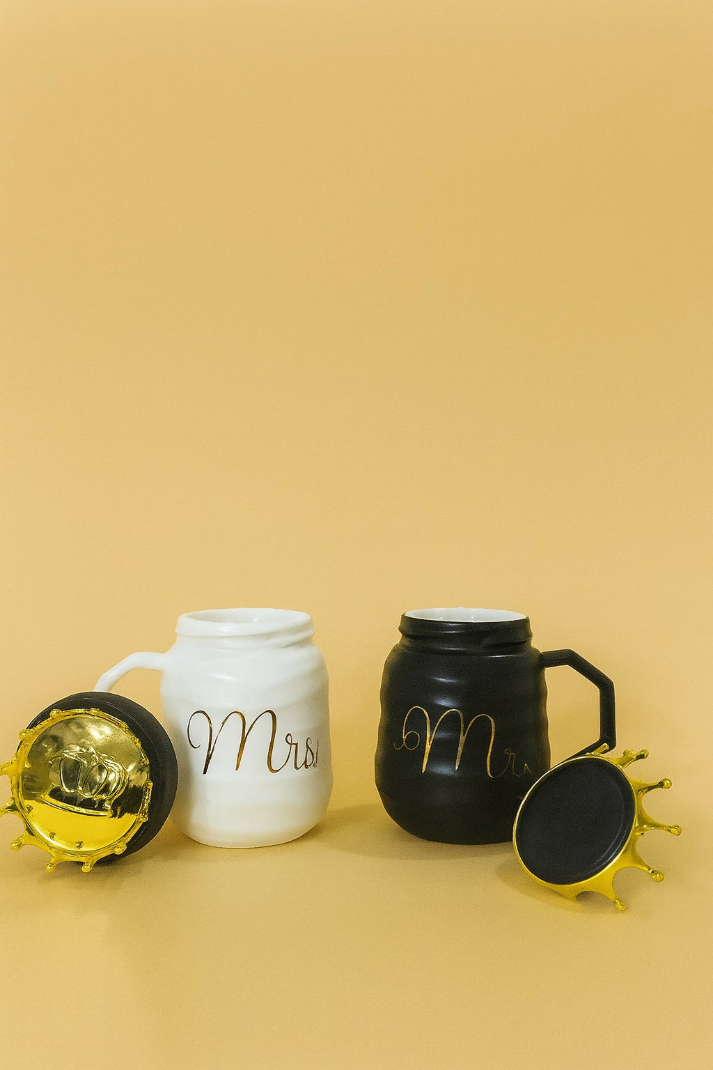 Mr. & Mrs. Ceramic Coffee Mug Set with Golden Crown Lids – Black & White Couple Mugs Gift Box – Romantic Anniversary or Wedding Gift for Husband and Wife