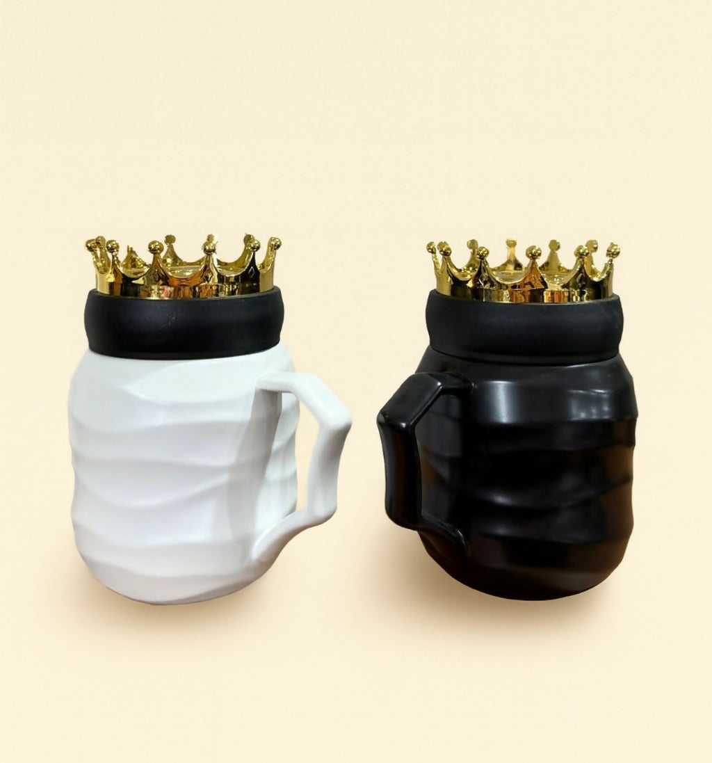 Luxury King and Queen Ceramic Mug Set with 3D Golden Crown Lids – Black and White Textured Coffee Cups for Couples – Royal Gift Set for Anniversary, Wedding, Valentine’s Day – 2PCS Gift Boxed
