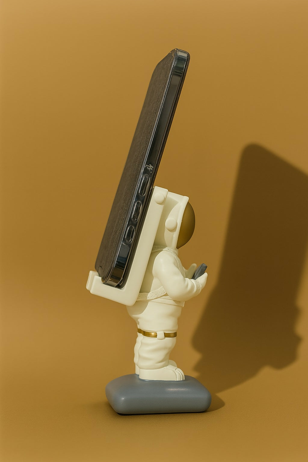 Astronaut-Themed Mobile Phone Holder Stand for Desk – Cute Resin Figurine Design for Home, Office, and Gifting