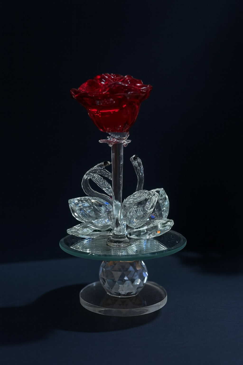 Crystal Swan Couple Showpiece with Red Rose and Glass Pedestal – Romantic Decorative Gift for Anniversary, Valentine’s Day & Home Decor