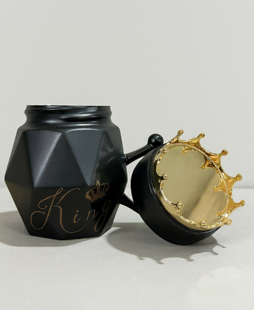 Black King Crown Ceramic Mug with Golden Lid – Luxury Matte Finish Coffee Mug for Men with Royal Handle | Diamond-Cut Tea Cup Gift for Husband, Boyfriend, Dad & Boss | Premium Designer Mug